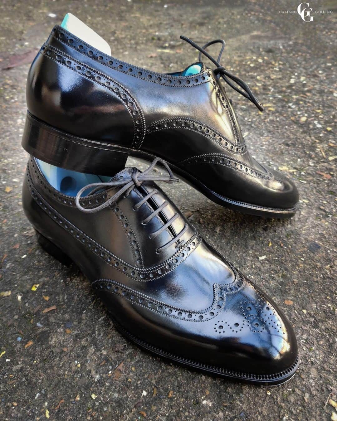 ガジアーノ&ガーリングさんのインスタグラム写真 - (ガジアーノ&ガーリングInstagram)「A Bespoke Asymmetrical Brogue In Black Calf #ggbespoke . . . . . . . . . #menstyle #classicshoes #elegantshoes #handwelted #handmadeshoes #classicfootwear #stylish #shoemaker #mensfootwear #bespokemakers #fashion #brspokemakers #bespokeshoes #mensfashion #madeinengalnd  #mensshoes #menswear #shoesoftheday #shoestagram #shoestyle #shoes」8月12日 3時03分 - gazianogirling
