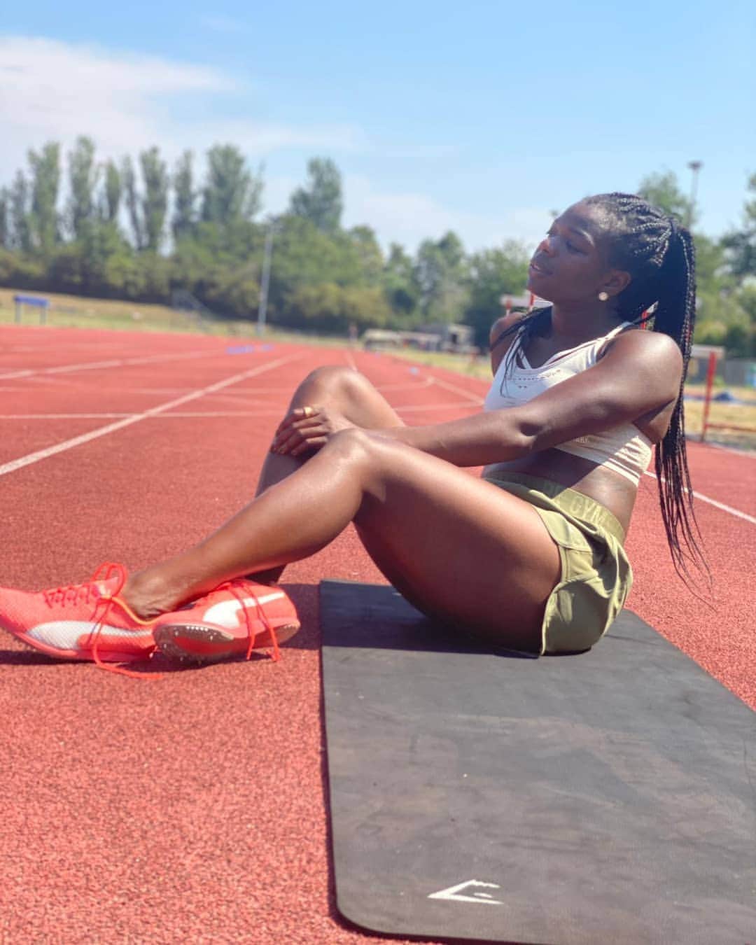 アシャ・フィリップのインスタグラム：「She's hot, she's blazing 🔥🔥🔥⁣ ⁣ ⁣ ⁣ ⁣ @gymshark 🦈 #Heatwave #Fire #Workout」