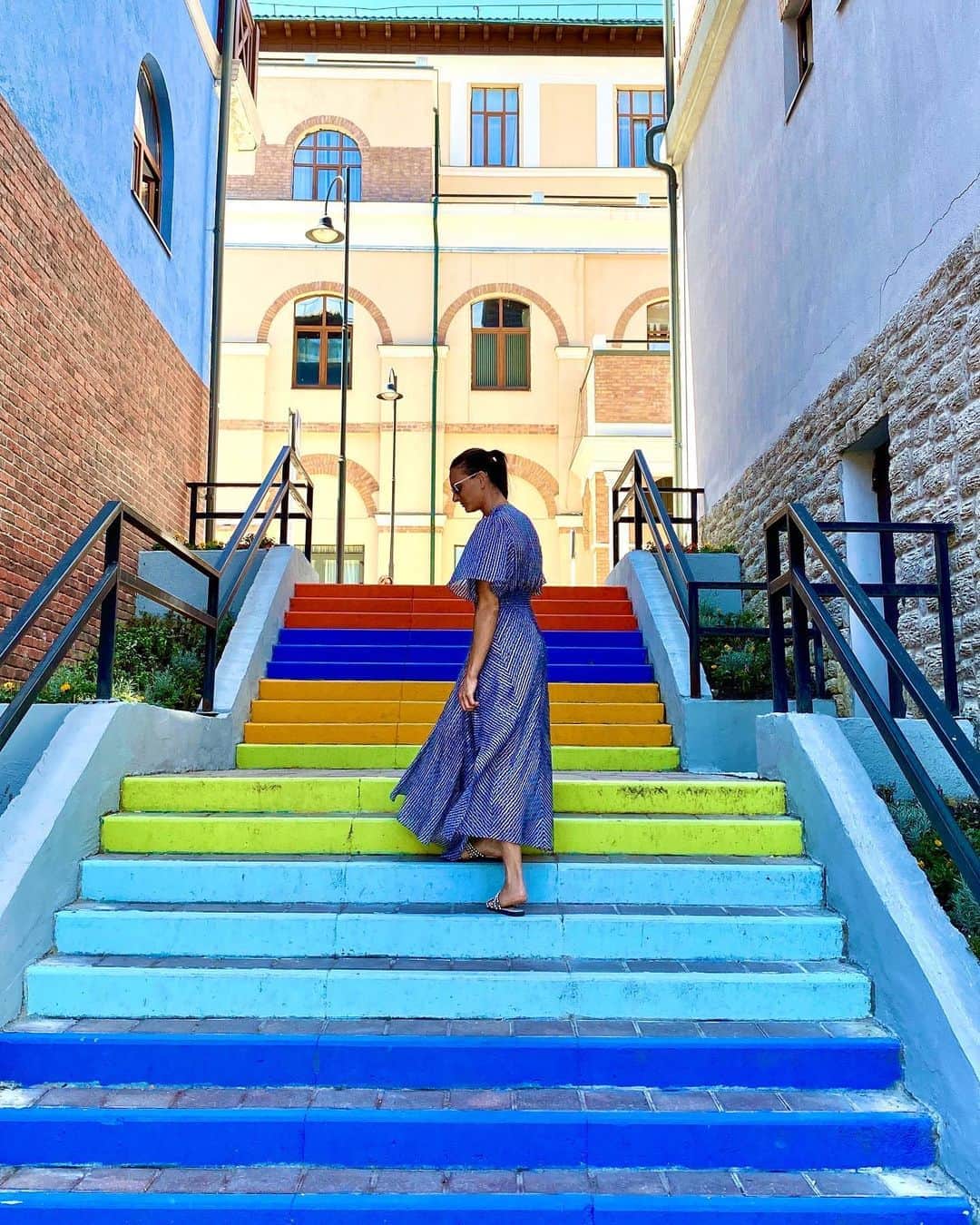エレーナ・イシンバエワのインスタグラム：「Придумайте подпись к фото 🤔🤗 ⠀ Create a caption for the photo 🤔🤗」