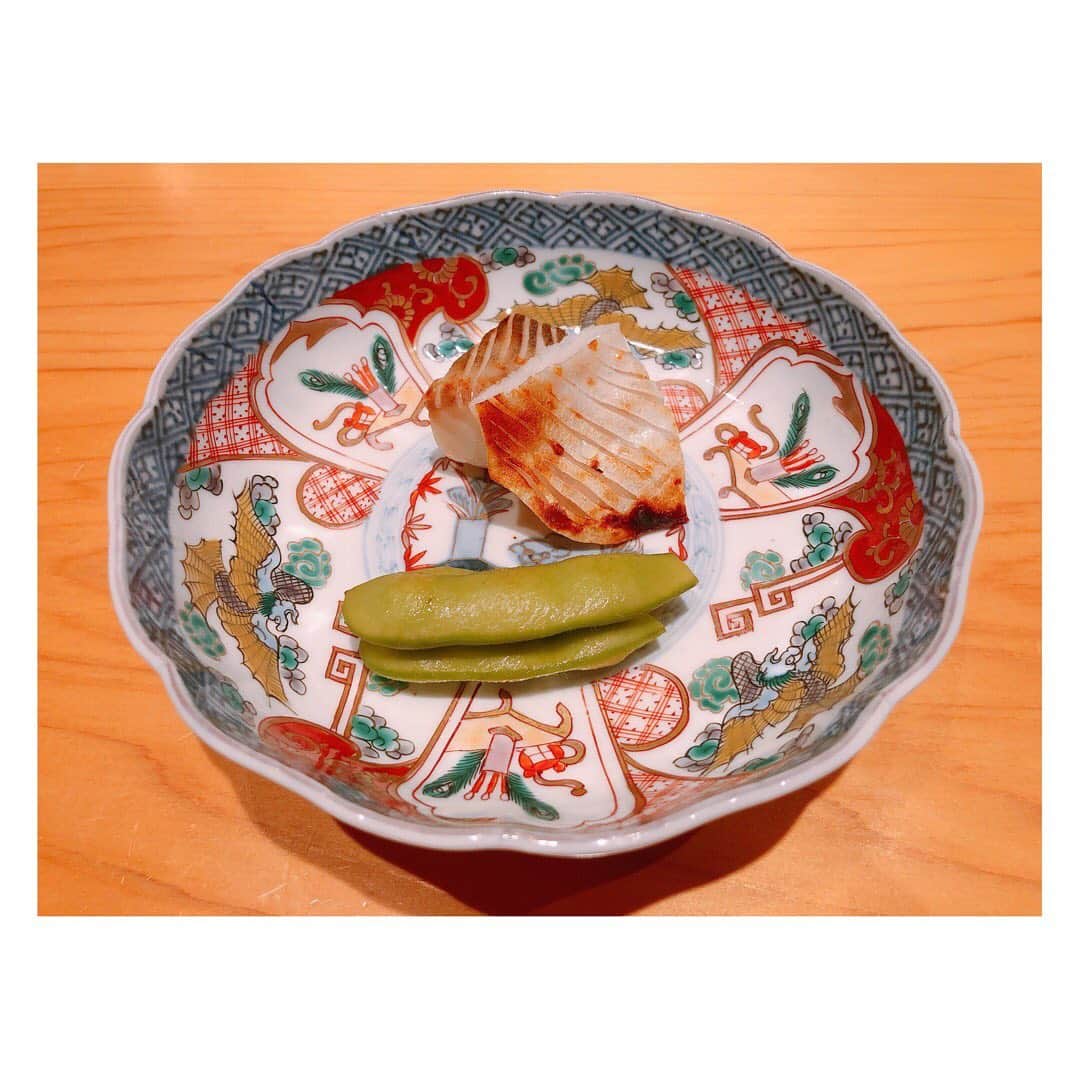 箕田 みなみさんのインスタグラム写真 - (箕田 みなみInstagram)「鮨しお津🍣✨ まりちゃんのお誕生日祝い🎉で久々に行ってきました-👍💓 私史上ここのシャリが1位2位を争うくらい大好き😍 お酢の配合がマジで🙆‍♀️◎✨✨ あ〜♡早くも食べたくなってきた🤤 ・ ・ #鮨しお津 #大阪 #西天満 #ミシュラン #大阪ミシュラン」8月12日 3時16分 - minami.mita