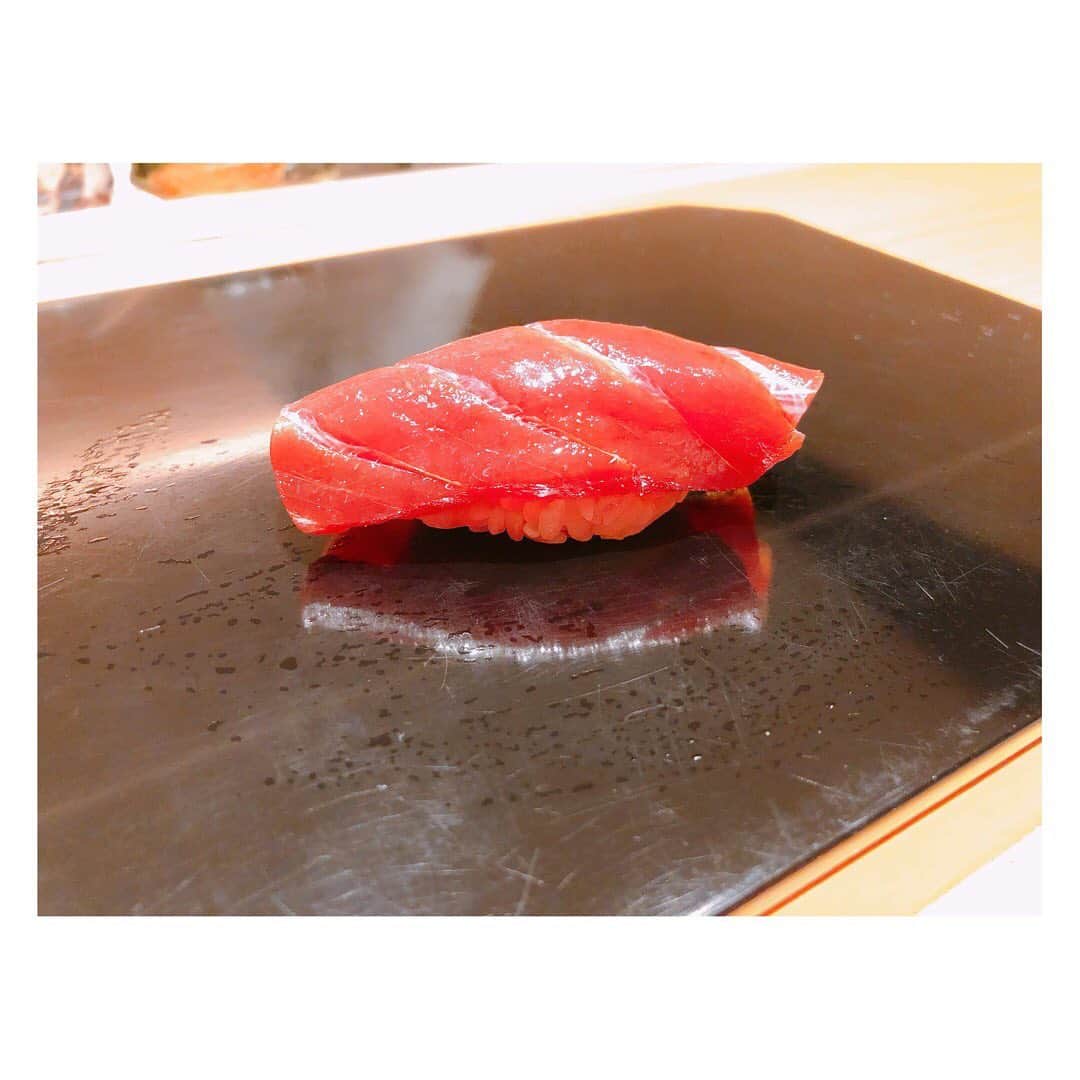 箕田 みなみさんのインスタグラム写真 - (箕田 みなみInstagram)「鮨しお津🍣✨ まりちゃんのお誕生日祝い🎉で久々に行ってきました-👍💓 私史上ここのシャリが1位2位を争うくらい大好き😍 お酢の配合がマジで🙆‍♀️◎✨✨ あ〜♡早くも食べたくなってきた🤤 ・ ・ #鮨しお津 #大阪 #西天満 #ミシュラン #大阪ミシュラン」8月12日 3時16分 - minami.mita