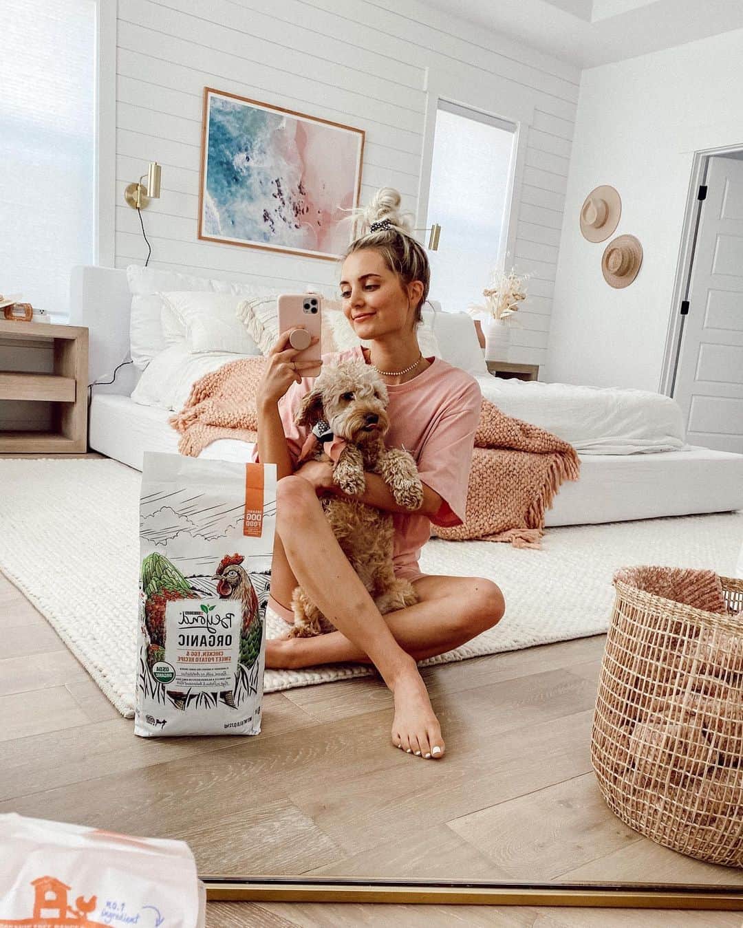 Aspyn Ovard Ferrisさんのインスタグラム写真 - (Aspyn Ovard FerrisInstagram)「This pupper has been trying out the new Beyond Organic line from @BeyondPetFood! She’s always ready for a meal & loves that this is made with no artificial colors, flavors or preservatives!! The ingredients are also responsibly sourced and have the USDA Certified Organic Seal, which we love 💕 #beyondorganic #ad」8月12日 3時15分 - aspynovard