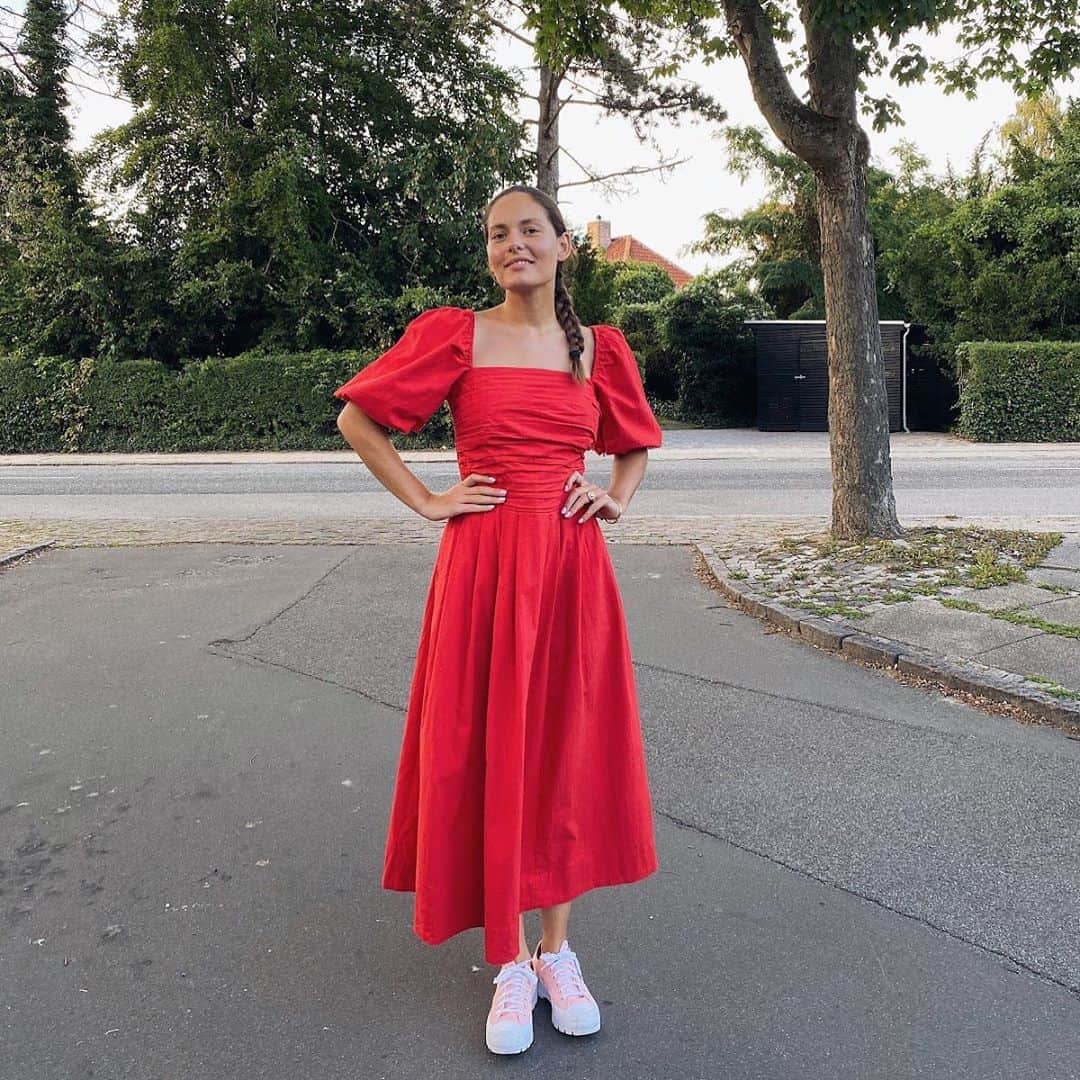 freepeopleさんのインスタグラム写真 - (freepeopleInstagram)「@victoriasaceanu in the She’s A Beaut Midi Dress. And it’s true, she is. #FPYourWay」8月12日 3時25分 - freepeople