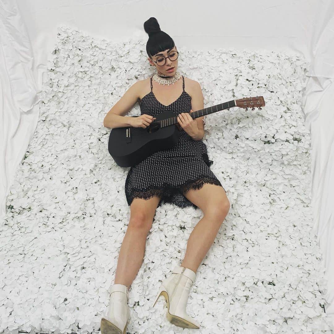 カーミンのインスタグラム：「what song u want me to play?  silk dress by @goldhawk_」
