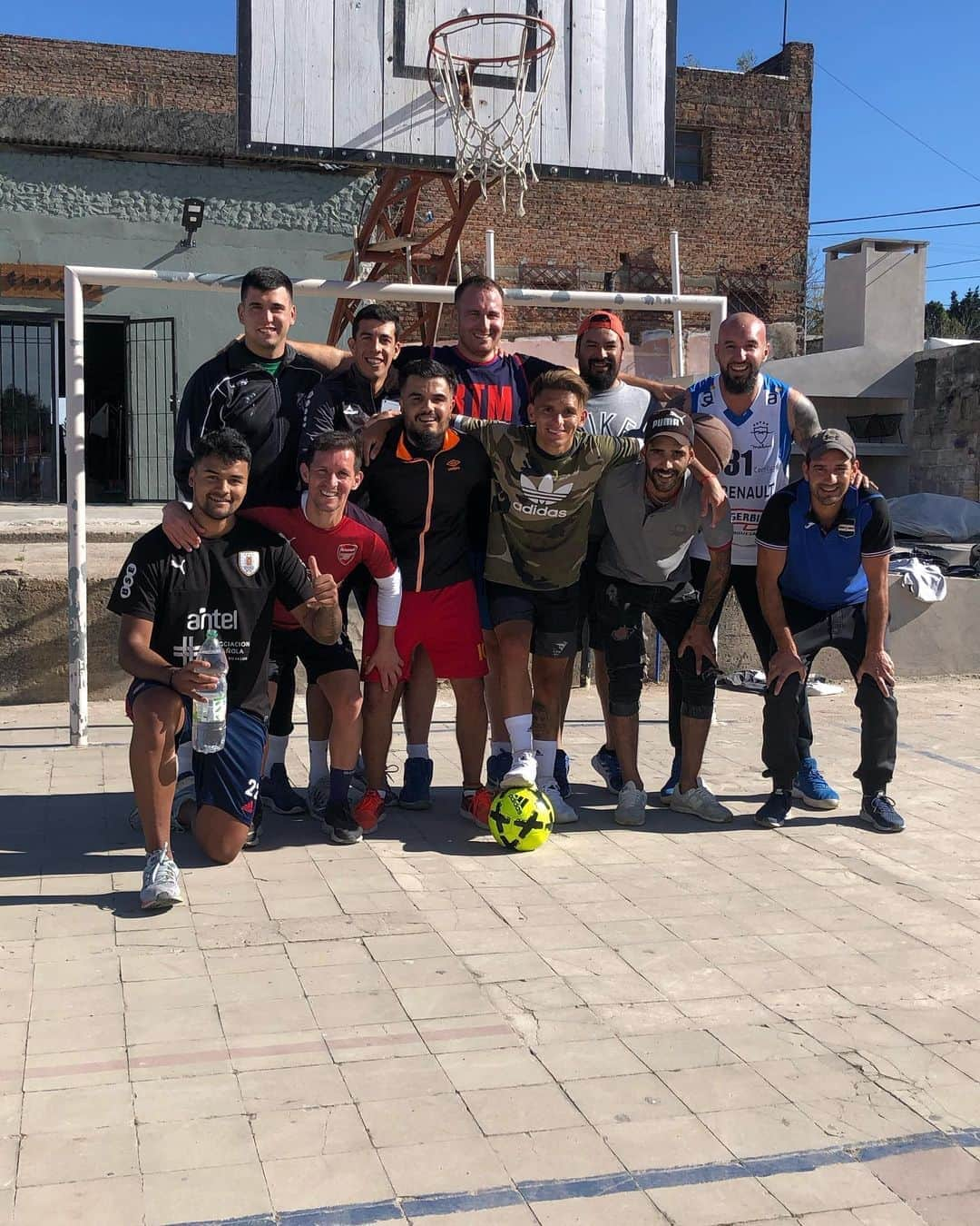 ルーカス・トレイラさんのインスタグラム写真 - (ルーカス・トレイラInstagram)「Volvió el Básquetbol 🏀en la @ia18dejulio  Feliz de disfrutar estos momentos con amigos y gente del barrio 🔵🔴   #LT #AZULGRANA #BARRIOUNION」8月12日 3時18分 - ltorreira34