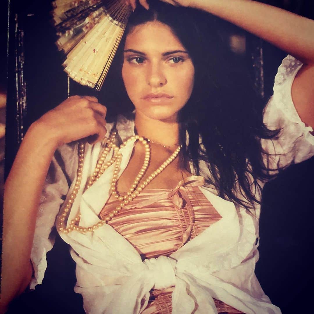 リンジー・クラフトのインスタグラム：「this job for @abercrombie was the first time i felt like an actress. it had something to do with @bruce_weber capturing me in a way i didn’t know was possible. @ninamurano you coulda told me but i didn’t know you yet. i had hoped to get this job for as long as forever. right @david.grilli ?? #smalldreams4linz  you know when you can remember what you were thinking about in a specific moment?  this was a glorious  week in savannah, ga. i made out with a guy from brooklyn. ate lobster and the most delicious caramel apple i still dream about. i learned a lot about other people and about myself that week. i’ll never ever forget it. i didn’t really know who i was then. i’m still learning who i am i guess. anyway-  im so grateful for all of it. ❤️🙏🏻」
