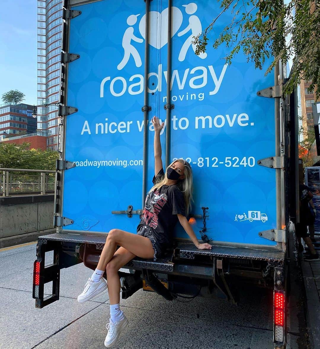 ダニエル・クヌッドソンのインスタグラム：「Thank you @roadwaymoving for going above and beyond , wrapping and boxing all of my furniture labeling everything and making this move so easy and stress free. 🙏🏼 After 8 yrs of calling NYC home , this chapter has come to an end , as a model,  living and surviving in NY  was always my dream and goal. I'm so happy that I've been able to do it ! Now only living here part time, I'm so grateful to have agencies and clients that allow me to still split time between locations.  Some of the best highlights of my career happened here in this magical city . NYC will forever and always hold a special place in my heart ♥️ Can't wait for this new chapter ..... 🥰」