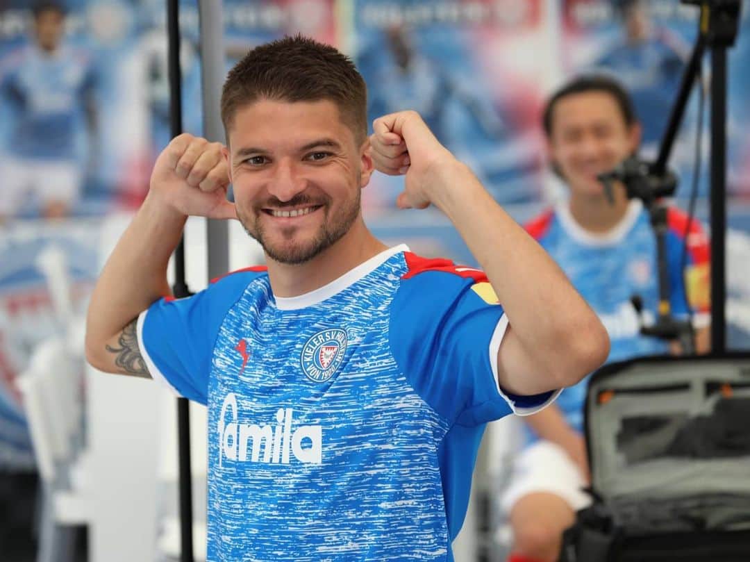アレクサンダル・イグニョフスキのインスタグラム：「Instagram:Torjubel ⚽️💪 Life:Torlos seit 7 Jahren 🙄  😂😂😂😂😂  #holsteinkiel #mediaday」
