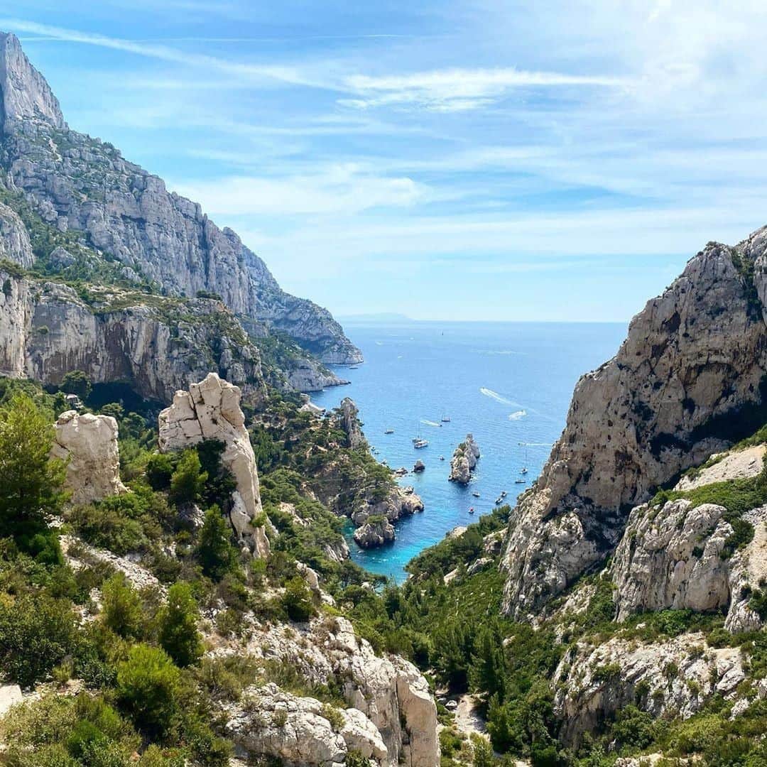 のインスタグラム：「Hiking in the Calanques in Provence always provides the best views 💙 Have you visited the Calanques before? Leave a comment and tell us if it's on your bucket list! #Regram 📸@mana_lia #LOccitane #Calanques #Marseille #Provence #SouthOfFrance #Mediterranean #ViewsforDays #NaturalBeauty」