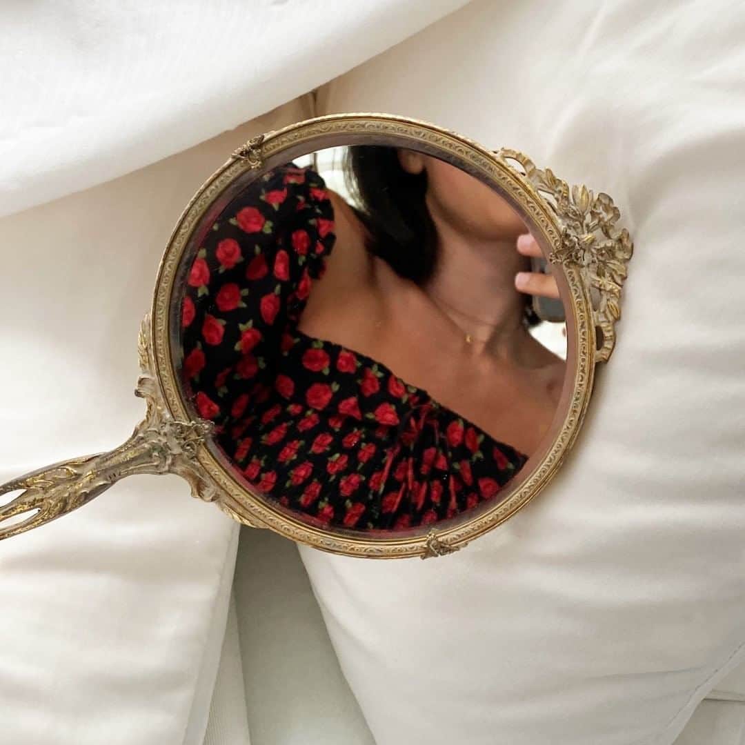 GILTのインスタグラム：「INSIDER LOOK: The best flowers are the ones you can wear. Tap the link in bio for statement tops inspired by Gilt’s own @miazarrella.」