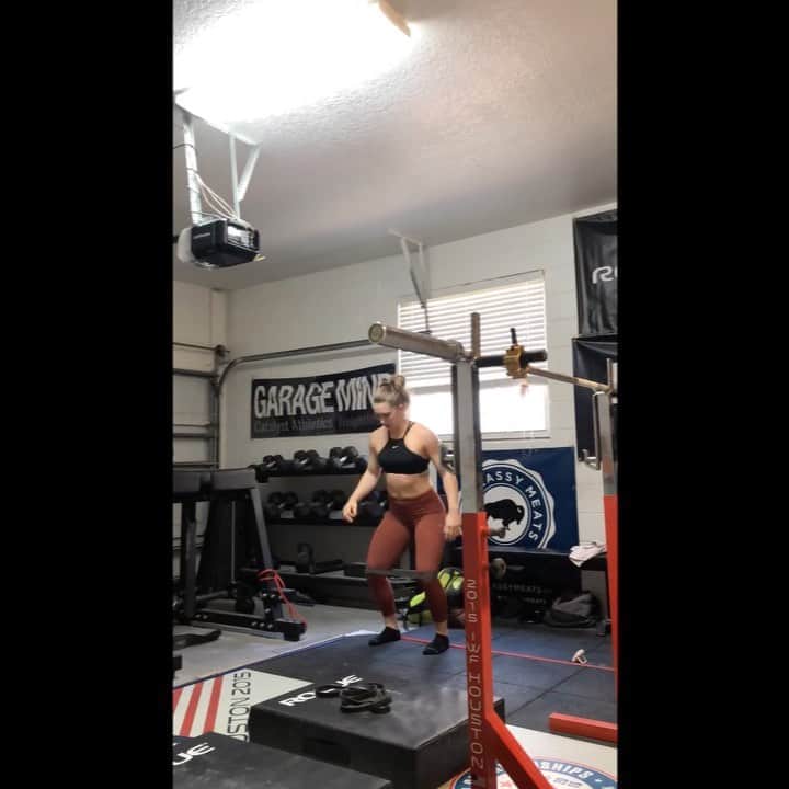 マッティ・ロジャーズのインスタグラム：「As self proclaimed accessory queen, I spend probably anywhere from 30 mins to an hour+ on accessory work every single day. I credit my survival through all of my injuries to that. Most days my pre-lifting accessories are all specific to whats hurting that day: back, knees, wrists, ankles, etc. Whatever needs some extra love because there’s always SOMETHING that’s pissed off or needs extra attention to get warmed up. Those movements are all on me, as a coach can’t completely be a mind reader and know what’s going to be hurting/feeling neglected each day. Then post-training is all the stuff @aimees2cents prescribes.  BUT on Tuesdays & Saturday’s, the days I’m most likely to feel like absolute dog shit because of the day prior, I do both my pre & post accessories FIRST. I do them in a few lil circuits, usually with a few goals in mind: 1) feel less like I got hit by a large truck (maybe only a small one), 2) be REALLY SWEATY before I even take bar and 3) get the juices flowing so I can hopefully get into a better mindset for training (ie not dread “having to” work out, not feel every pain my body is reminding me of, etc). It also allows me to be DONE when I’m done lifting (unless I want to add extra accessory work, which okay fine I usually do), so I can “one more set” my way through the session if necessary & not have to worry about anything once I finish. It’s been SO helpful especially during quarantine times because it’s easier to roll my unmotivated body into the garage and do some banded stuff first than it is to get right onto the bar. And by the time it’s actually time to take bar, what do you knowwwwwww my mind and body are usually in a much better place. Here’s some of Aimee’s “core-antine” work I did as part of one of the circuits today.」