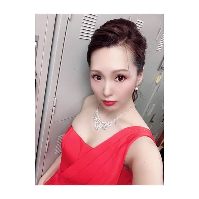 田中里依奈さんのインスタグラム写真 - (田中里依奈Instagram)「気付いたら、こんなにドレスがたまっていた😀👗🥻 着なくてメルカリで売っちゃったのもあるけど😃笑 もう2年経つんだなぁ🌸 濃いメイクにも、デコ出しアップの髪型にも慣れた。 ちなみに、新着のドレスは、赤っぽいオレンジと 、黒とピンクのドレスの2着😄✨ 美容師さんに教えてもらった、YOOXっていうサイトで買ったよ😊💓 . #ドレス#時間経つのが早い #yoox #海外インポートショップ #バイマより安かった」8月12日 4時01分 - riina_tanaka