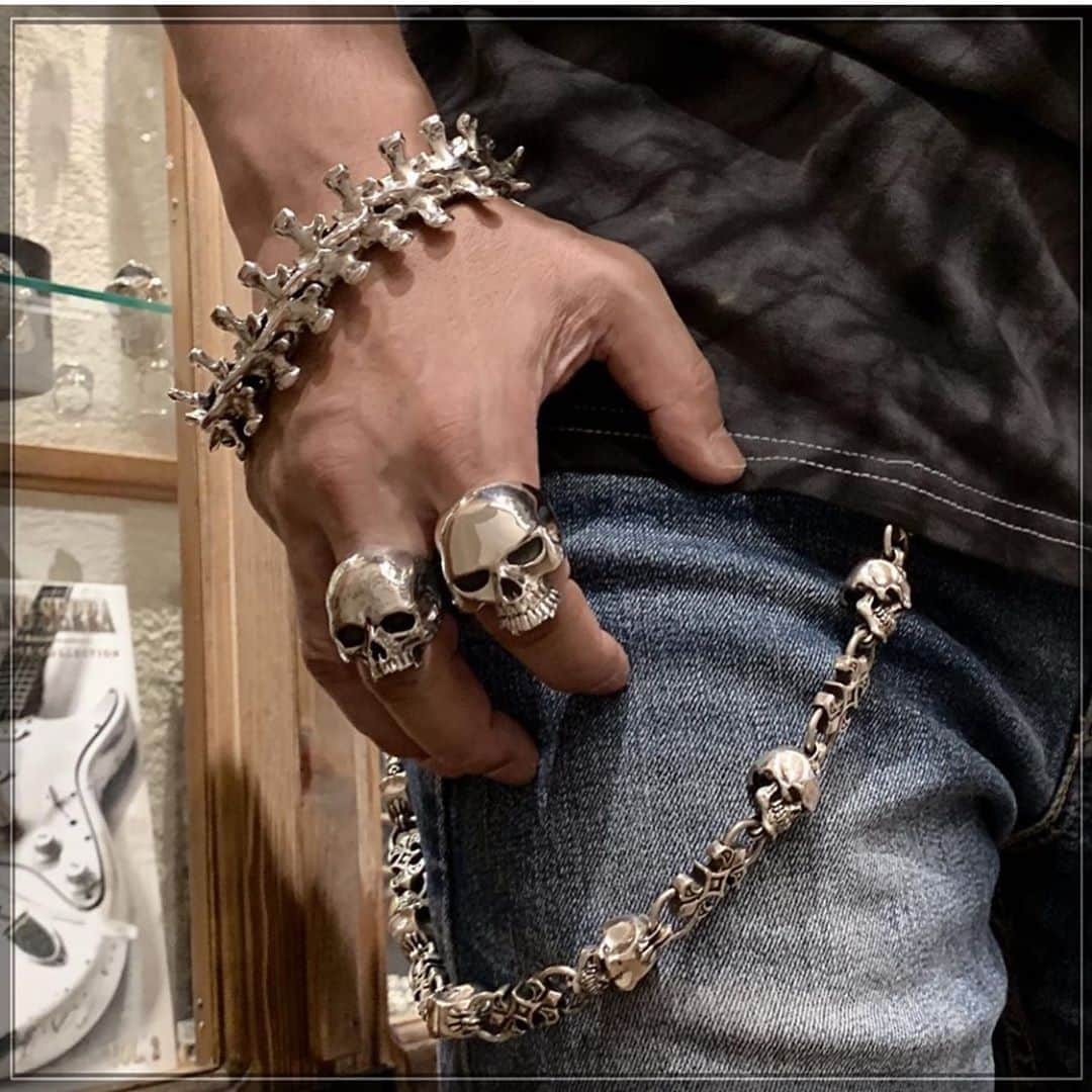 クレイジーピッグさんのインスタグラム写真 - (クレイジーピッグInstagram)「Some fantastic pictures coming through from @crazypigdesignsjapan - FOLLOW THEM NOW 🙌 #skull #rings #gothic #jewellery #halfjaw #heavymetal #rocknroll #walletchain #spine #bones」8月12日 4時04分 - crazypigdesignslondon