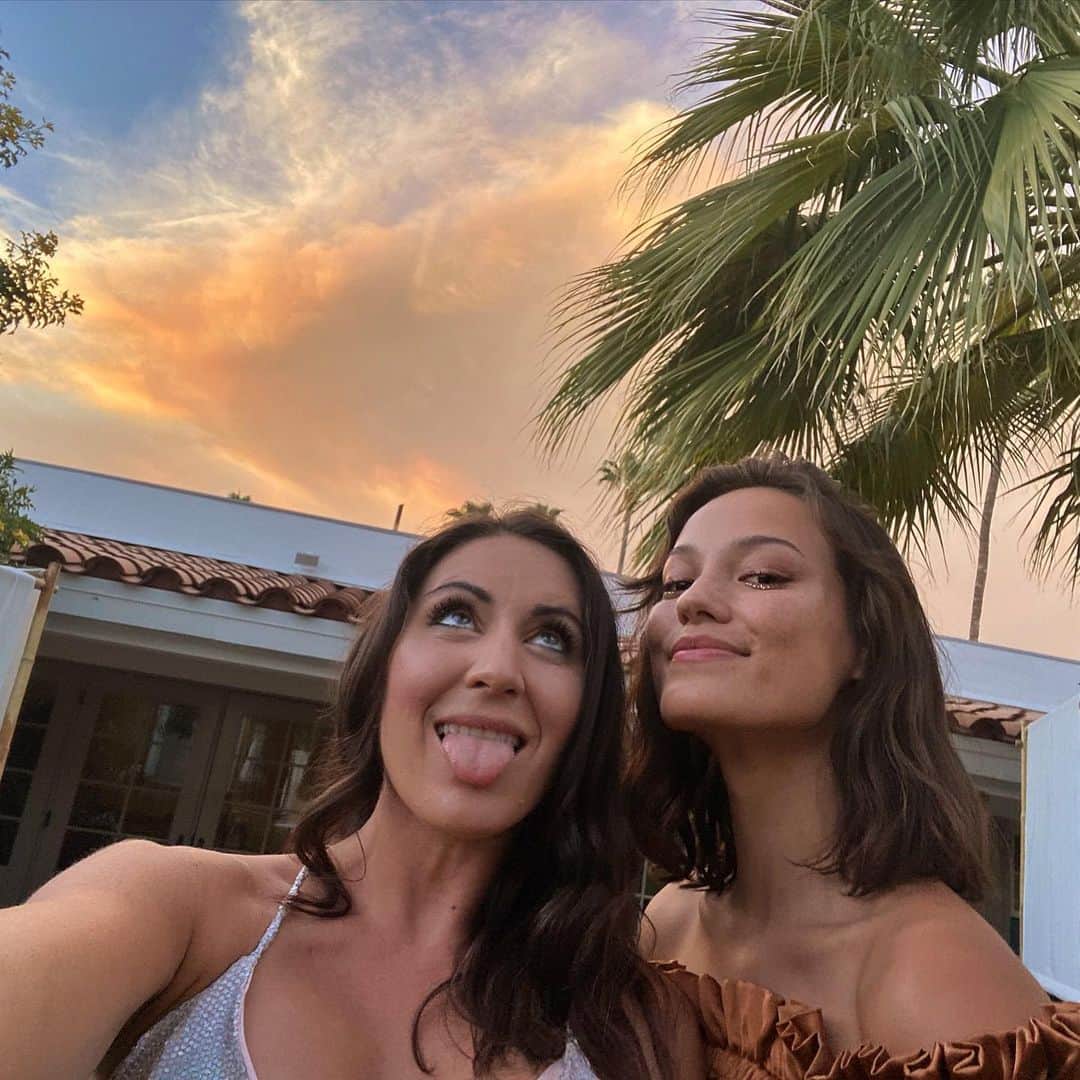 Keilani Asmusさんのインスタグラム写真 - (Keilani AsmusInstagram)「We swam, we filmed, we almost broke our iPhones, the moon showed off, I was obsessed with what I thought was a beautiful storm cloud but was actually smoke from a fire, and we laughed about the smallest things. Still glowing from this ♥️」8月12日 4時04分 - keilanimalia