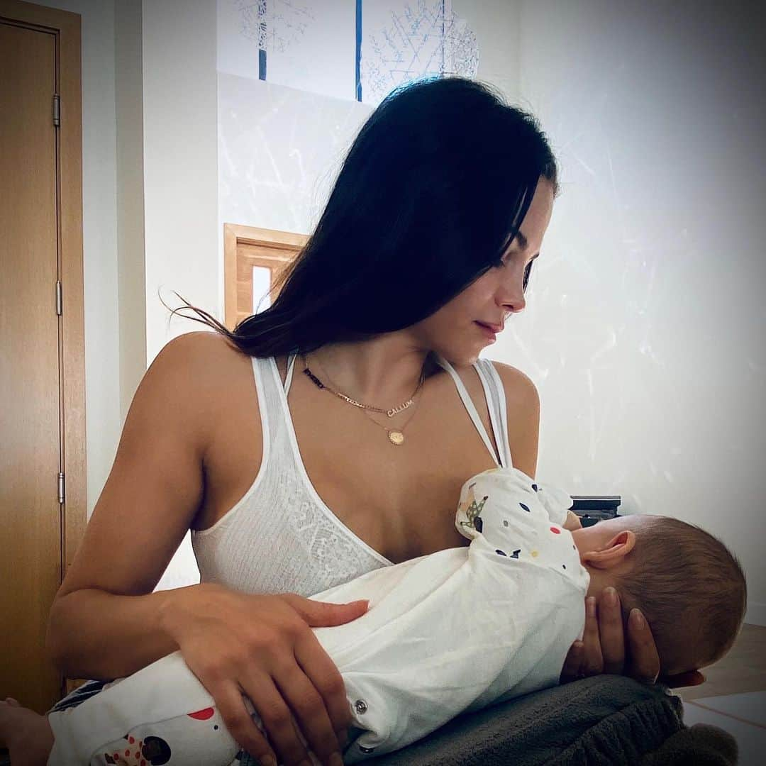 ジェナ・ディーワンさんのインスタグラム写真 - (ジェナ・ディーワンInstagram)「Ohhh breastfeeding. It’s incredible and it can also be really challenging. At least it was for me the second time around. From latching issues, to my son loving one side vs. another, making more milk, when to pump... EVERYTHING was different and I found myself asking a lot of questions. I had a look on the @peanut app to see if other moms were going through the same challenges...turns out they have a group especially for breastfeeding and I picked up so many helpful tips. There really is no other advice that compares to other moms who have been in exactly the same situation. I always believe that when women come together and share knowledge, we are so powerful. If you're a mama, mama-to-be or you're trying to conceive, check it out! #peanutapp ❤️」8月12日 4時23分 - jennadewan