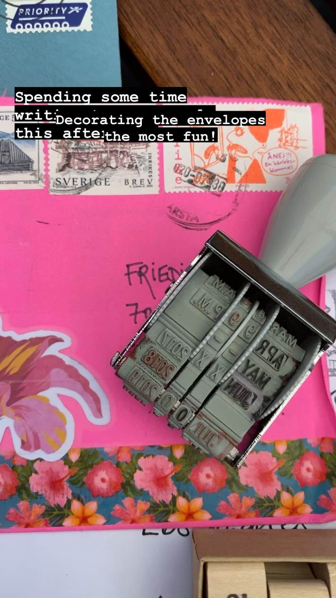 フリーディアのインスタグラム：「Since I’ve been writing a lot I have been using my cute notepads instead of letter sets. OR I make my own! What are your favorites?  最近手紙書くのに沢山書きたいから可愛いノートパッドをレターセットの代わりに使っているの。みんなは？なに使っている？ #penpals #usps #writemore #penpalletters #notepads #lettersets #love #friends #allovertheworld」