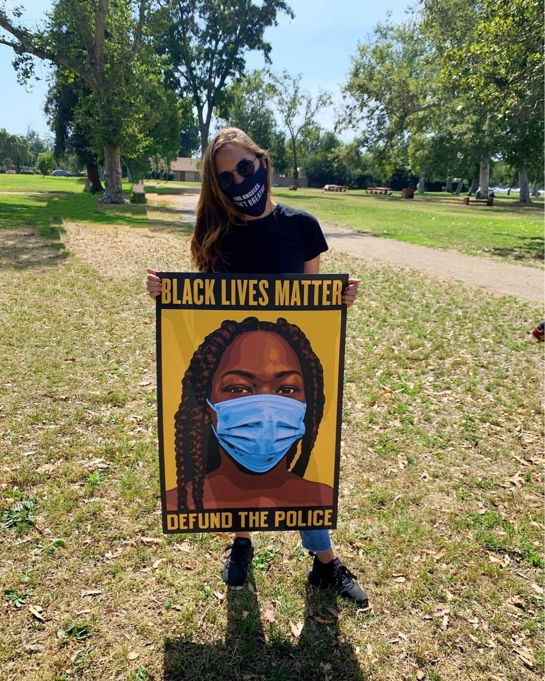 オードリー・ウィットビーのインスタグラム：「Heroes (like the ones at @blklivesmatter  and @thevalleyofchange) wear masks! 🦸‍♀️   Thank you @facts2health for spreading real information, and to @joeybragg for nominating me to show my masked self.   If my poster can wear a mask, SO CAN YOU. I nominate @maddywhitby, @shelbywulfert, and @victoriamoroles! #HeroesWearMasks」