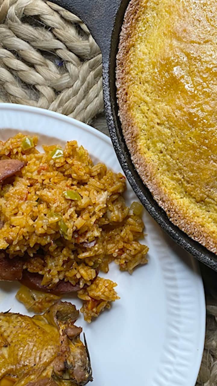 ケリスのインスタグラム：「Thank you @showtime for including me in this community meal in celebration of the @shothechi. It’s one of my favorite shows on TV and anything that lets me include good food and good TV. I’m all in. For this one, I made Gullah Geechi style red rice with smoked sausage, smoked turkey wings, gravy, and cornbread. I hope you all cook it, enjoy it, and eat it while watching The Chi! Also, head over to @carlyhughes page for an app, and @kiacooks page for some dessert! With love always, Kelis   #ShowtimePartner #TheChiIsWhy  Watch The Chi on Showtime, Sundays at 9pm EST」