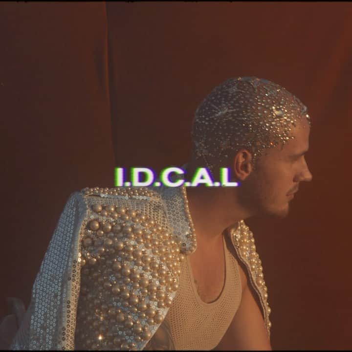 ブランドン・シェイアのインスタグラム：「Thursday  8.13.20  I.D.C.A.L Video Premiere   I’m dying to show y’all this video... I’m really proud of myself & everyone involved 👀🖤  @thediscodaddy @eadamss  @thatbinderdude @ashleyacortez」