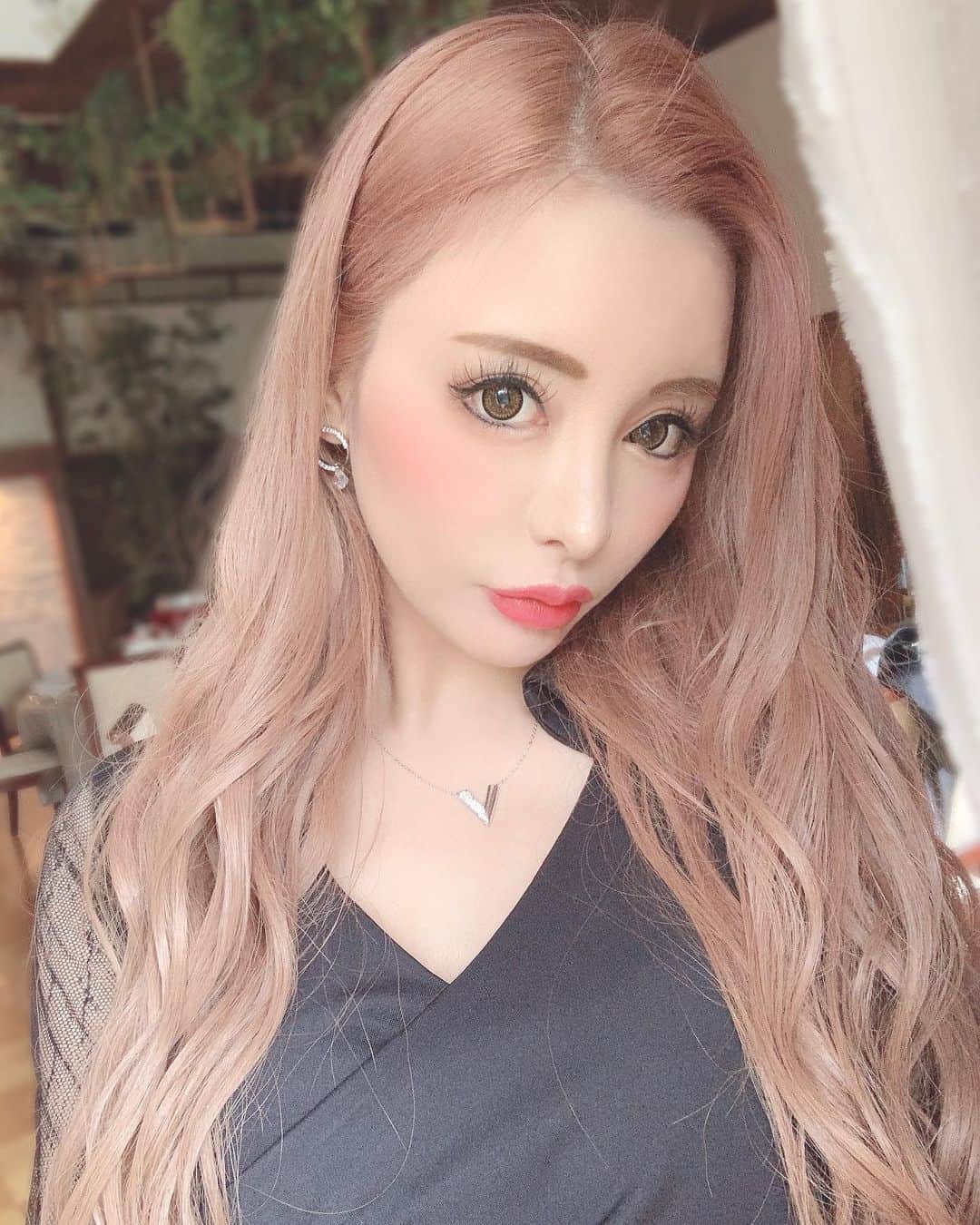 りんのインスタグラム：「今さらだけど、自然光☀️🌈って  本当に、写メが盛れるわw❣️❣️🙆‍♀️💯  撮影📸の合間の一枚。😎😎👍✨✨  上下で、マツエクしてきた💘🥰  🌸担当 加藤瞳さん👼 @ankh_hitomi   最近は、デザイン👀を毎回かえてるのだ💚🥺🧡 楽しい〜🥳🥳🐾🐾✨✨  #ankhcrosseyelash」