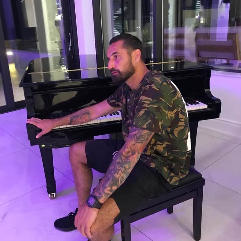 マルチン・ヴァシレフスキのインスタグラム：「Wracam do gry 💪🏻... ale narazie na fortepianie 😅」