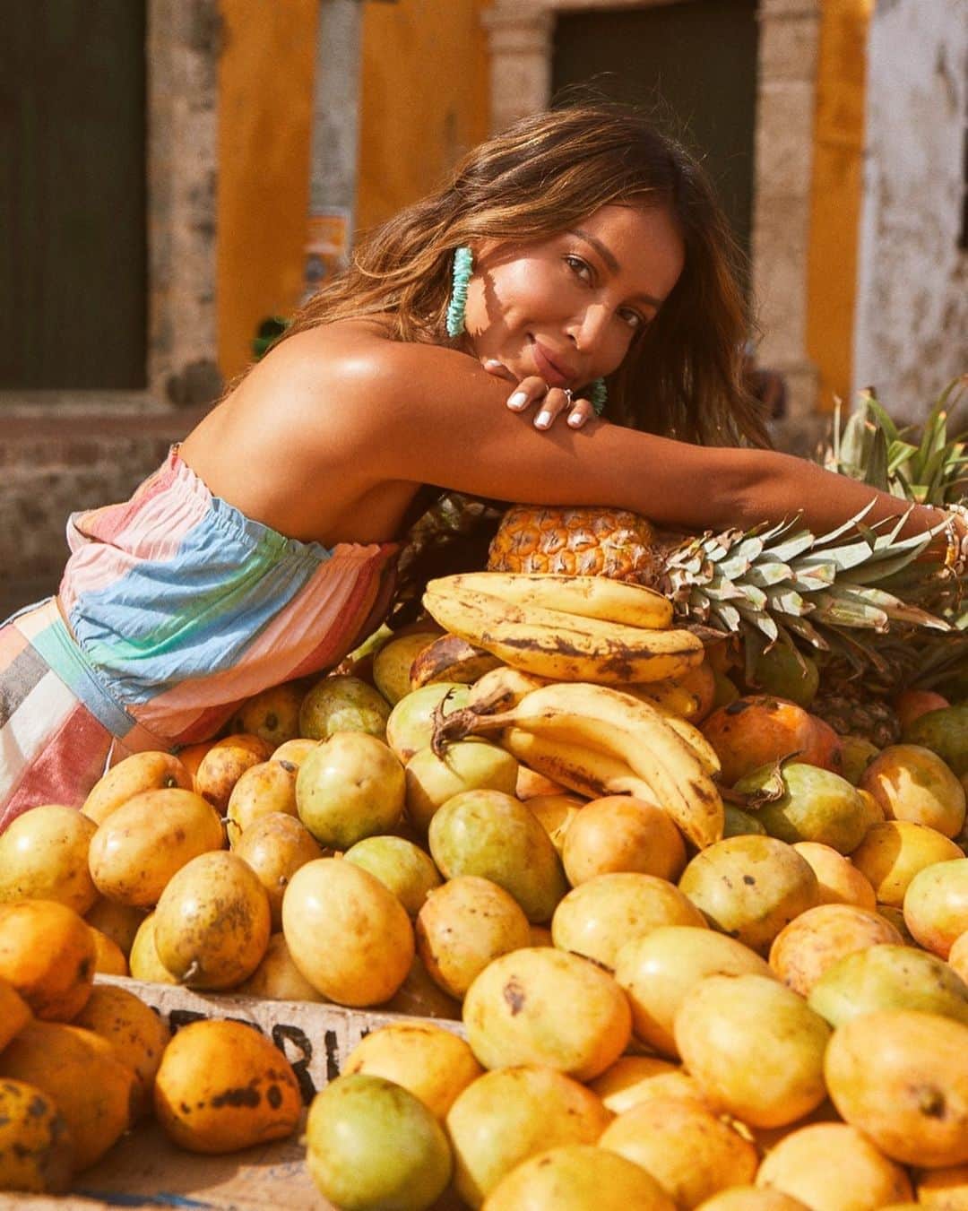 ジュリー・サリニャーナのインスタグラム：「fruit ladyyyyy. 🍌🍊🍐🍋🍍」