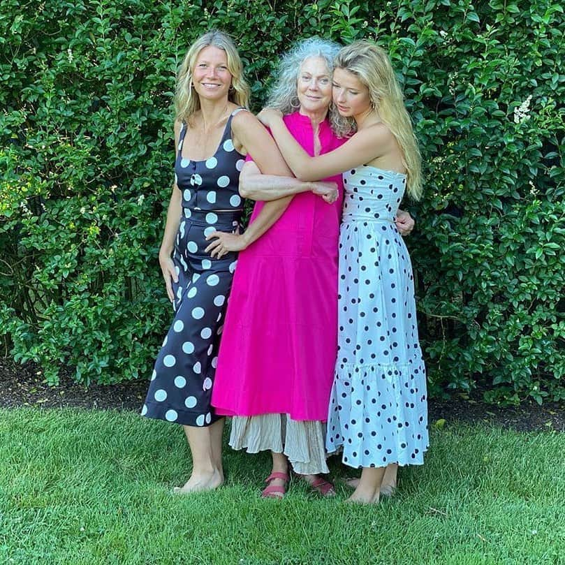 People Magazineさんのインスタグラム写真 - (People MagazineInstagram)「Three generations! ❤️ Gwyneth Paltrow had some help from her mom, Blythe Danner, and daughter, Apple Martin, for her latest Goop product launch. ✨  #Regram @gwynethpaltrow」8月12日 5時03分 - people