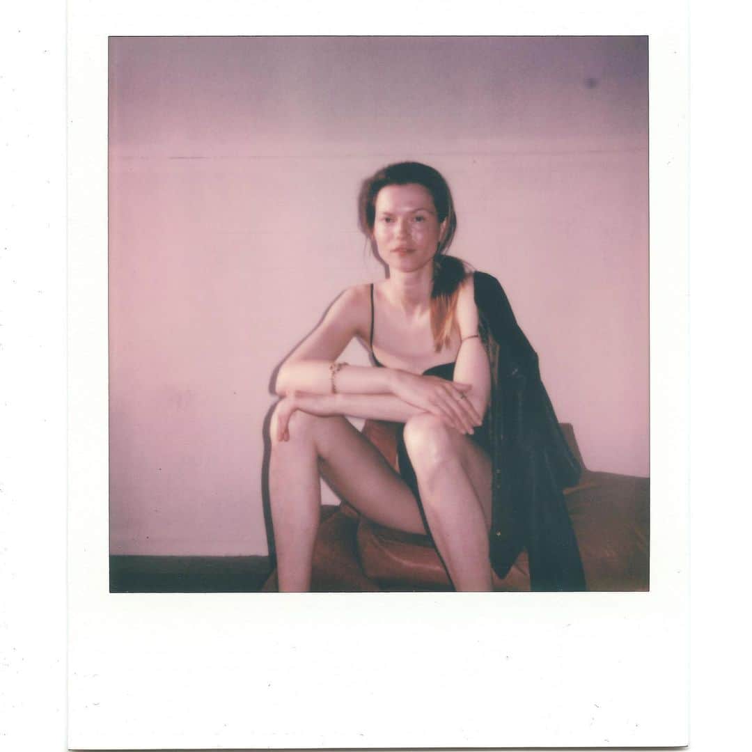 カシア・ストラスさんのインスタグラム写真 - (カシア・ストラスInstagram)「Backstage Polaroids by @wojciechchristophernowak  #elle 🖤💋」8月12日 5時04分 - kasiastruss