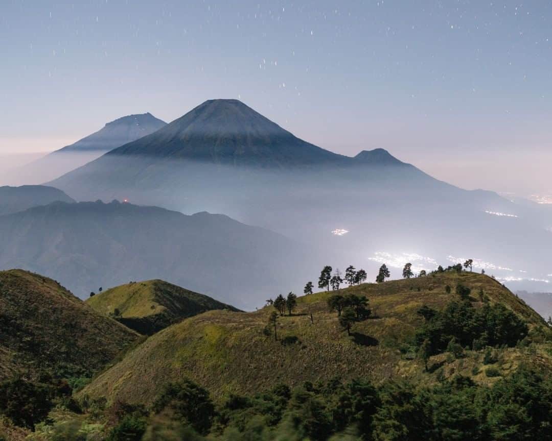National Geographic Travelさんのインスタグラム写真 - (National Geographic TravelInstagram)「Photo by Muhammad Fadli @mfimages  At 2,565 meters (8,415 feet) above sea level, Mount Prau is the highest point in Dieng Plateau, Central Java, Indonesia. Within a relatively short hike, it offers one of the best views in Java. In this image, Mount Sindoro and Mount Sumbing are seen from Prau. Follow @mfimages for more images and stories #diengplateau #gunungprau #centraljava #indonesia」8月12日 5時05分 - natgeotravel