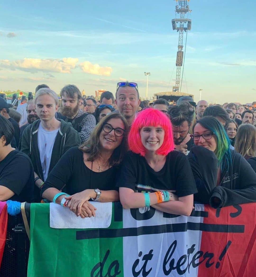 MUSEさんのインスタグラム写真 - (MUSEInstagram)「We are devastated to learn of the passing of one of our biggest fans Bianca Bonzi. Bianca was at almost all of our European shows and would sleep out to be sure she got a place on the barrier. We looked forward to seeing her bright pink wig in the sea of people, always so happy and singing along. Our thoughts and prayers go out to Bianca’s family, and to all the lives she touched. RIP Bianca you will be missed. Matt, Dom & Chris」8月12日 5時06分 - muse