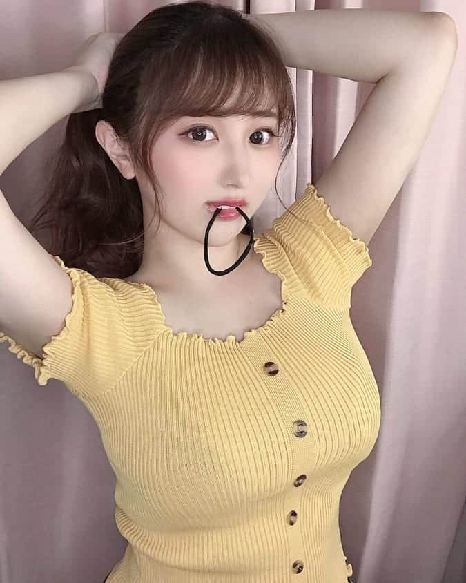 のインスタグラム：「おうち狭いからカーテンの前しか写真撮れるとこなくて困る😂😂😂」