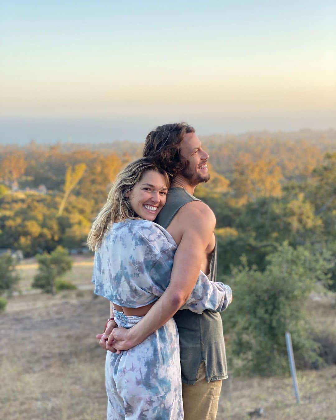 アシュリー・ハートのインスタグラム：「I feel like I’m on top of the world after the most amazing surprise birthday weekend. Marco, I’m in awe of what you bring into my life, or what my life thus far, with all of its deepest, most special connections has attracted, YOU to meet me in the magic of it all. Either way, at 32 I really can say, I feel so ‘blessed and lucky’ to be in the expansion of all the love this life has to offer. I’m still integrating, digesting & grounding into it all. I’m welcoming in this as the new ground for the next chapter of this incredible life. Thank you to my absolute super human, Hart sister @jesshart for plotting away (behind my back with Marco) the most special weekend to celebrate my life! To @stephiemcintosh @deluxeplants (my Golden girl and goddaughter Milla) @jameskirkham @florbollini @adamtriarchy @brittlovesmoothies @luisajeancooper @bencrawfordhere @bl8kers for showing up and representing all the deeply felt, divine friendships that I celebrate, as I celebrate life. The messages and tributes shared by my community this weekend overflowed this Hart.. I thank you all so much, I feel so great-FULL, happy and loved!!!! Thank you thank you thank YOU! . @fwn_la custom tie-die tracksuit  @whitneydcrawford thank you for teaming up with Marco, to make this special gift! #sustainablefashion」