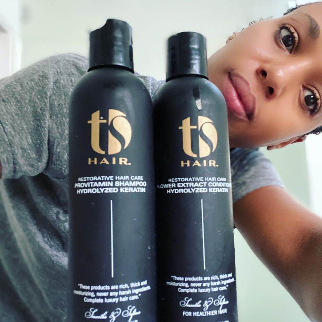 ケリー・ワシントンさんのインスタグラム写真 - (ケリー・ワシントンInstagram)「SUPPORT BLACK OWNED BUSINESSES!!!!!!! Shoutout to my sister, friend, lifesaver and hairstylist @takishahair. She’s the mastermind behind some of my most favorite red carpet moments, photoshoots (including this FIERCE Town and Country afro) and she’s also the owner of #TakishaStudio & @tsdhairextensions. The shampoo and conditioners have my curls on point!!!!!!! Check her out. Check out these products, send her and your favorite Black owned businesses some love today!!!! 🖤🖤🖤🖤🖤」8月12日 5時21分 - kerrywashington