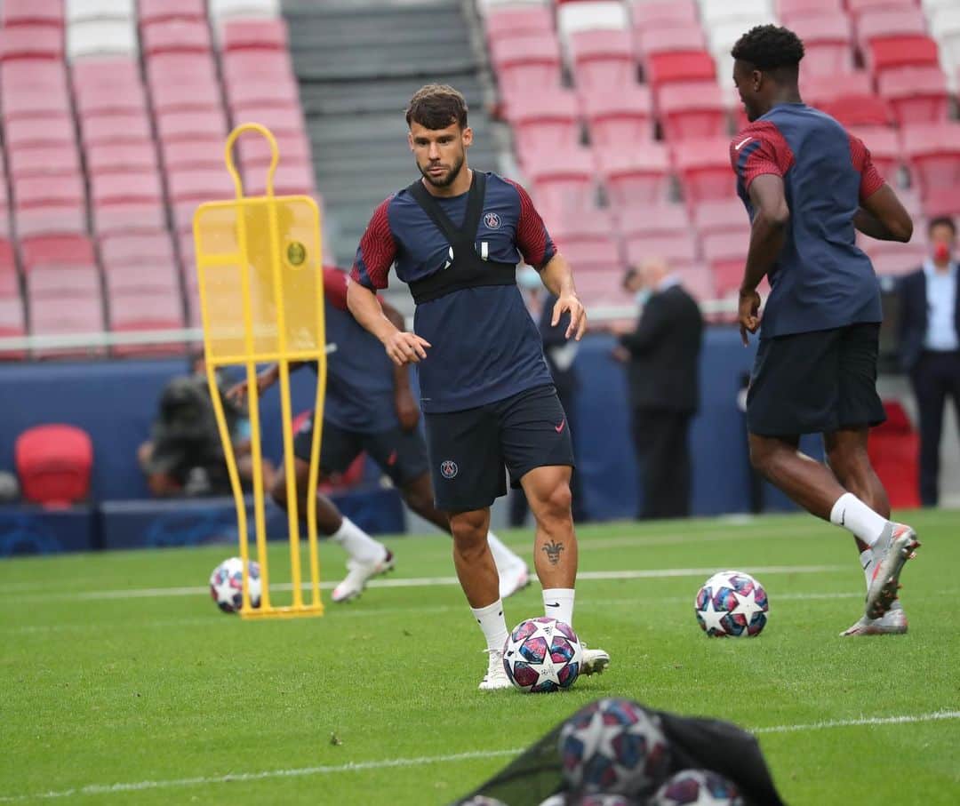 のインスタグラム：「Ready for tomorrow⚔️ 🔴🔵 @championsleague」