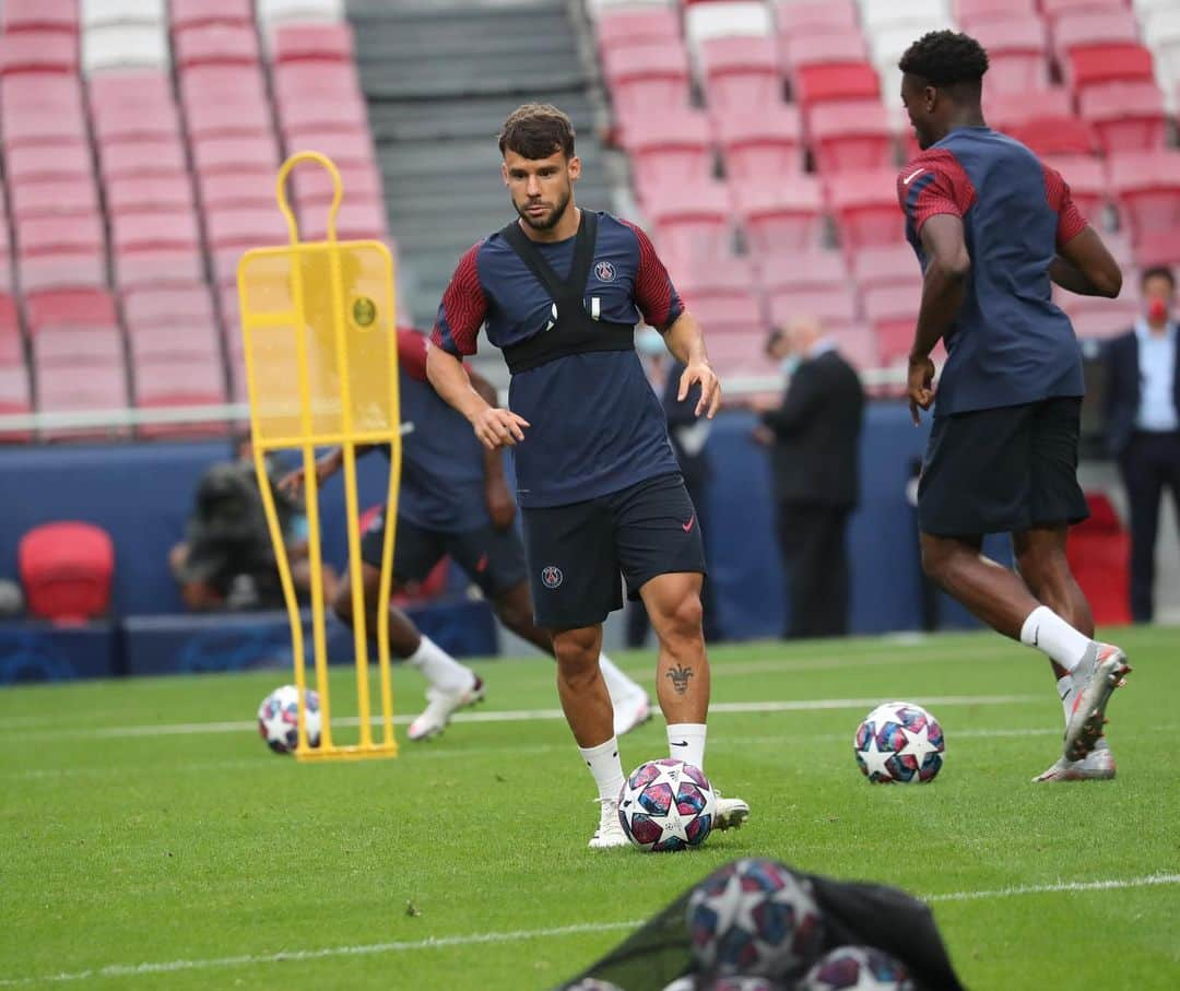 ファン・ベルナトさんのインスタグラム写真 - (ファン・ベルナトInstagram)「Ready for tomorrow⚔️ 🔴🔵 @championsleague」8月12日 5時26分 - juanbernat