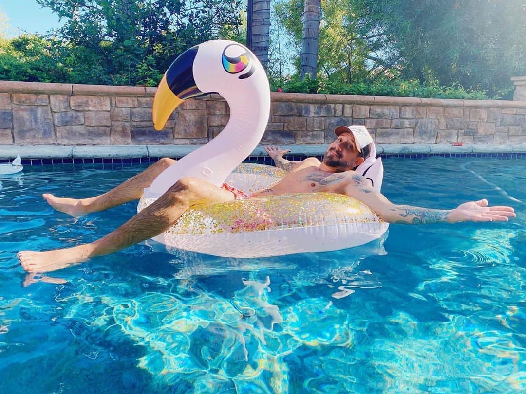 A.J.のインスタグラム：「Don’t tell the girls, but the swan is mine now. #SwanLife2020」