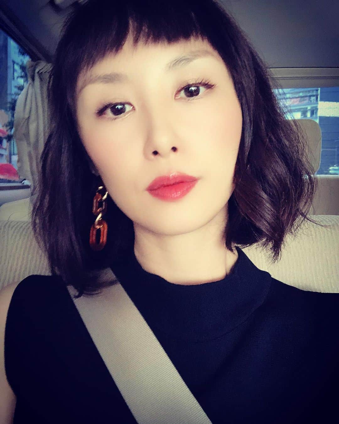 山口もえのインスタグラム：「今日も暑い１日でしたね🍧🌞💦 運転中🚗 と見せかけて・・・ 後部座席🤣笑 皆さま夏バテにはお気をつけてね✨  #snow#夏休み #朝から#晩ごはん　の #メニュー#のことばかり考えてる#笑 #主婦#あるある#だよね」