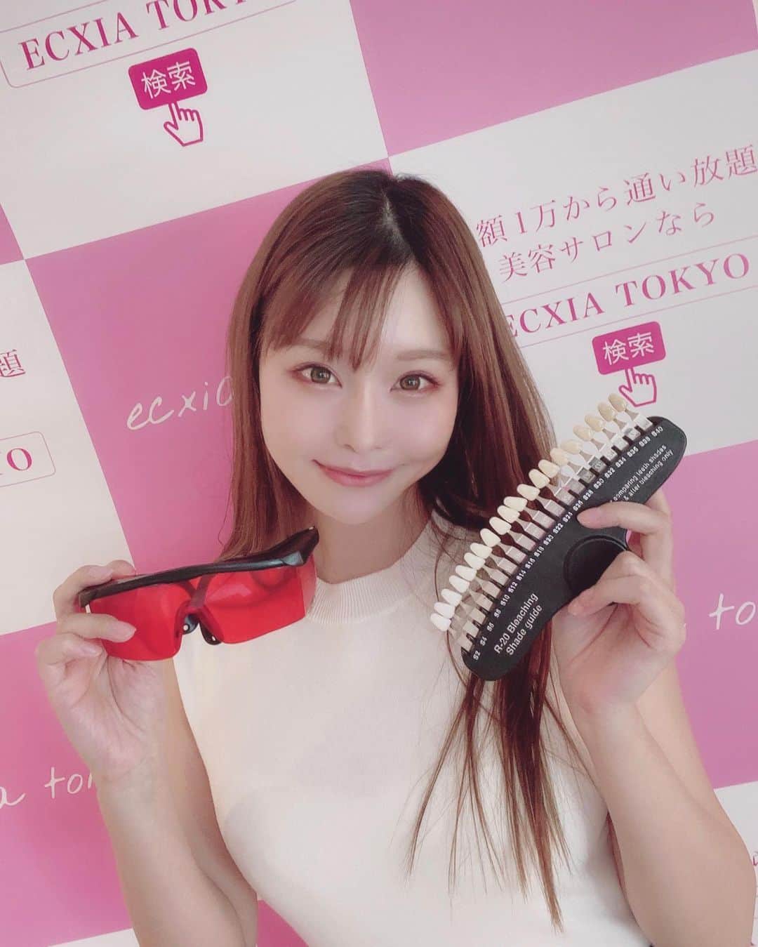 利咲のインスタグラム：「新しく出来たばかりの歯のホワイトニングサロン @ecxia__tokyo  なんと！通常数万円するホワイトニングが月額1万円で通い放題です😇🦷 間違いなく日本一安いそうです！！  私はセルフホワイトニングは初めてでしたが自分で歯に塗り塗りして光を当てるだけなので簡単！しかも全く痛くない✨  医療歯科でホワイトニングしたときに痛すぎて顎の下まで痛くなってめちゃ辛かった経験があるのでこれは嬉しい。  そして一回で目に見える白さに…👀‼️ 2〜4トーンくらい白くなりました🦷✨  サクッと30分って感じで出来て、いつ通っても大丈夫なのでかなりおすすめですね☺（お金貰ってませんw） 使われてる機械も一番最新のものだそうです。 （ここだけの話今後ハイフも入れるらしいです。場所は渋谷にありますが表参道店も出来るそうです）  ちなみに私の知り合いの方の話ですが、セルフホワイトニングで割引きがあっても12万円かかって一回1万円くらいの計算になったそうなので、 こちらは本当にコスパ最強です✨  お部屋に遊びに来たようなめちゃアットホームな楽しいサロン☺w お友達やカップルでも行けるみたい👭👫 男性もokなのでホワイトニング興味ある方は良いと思います！  試してみたい方DM頂ければお繋ぎしますよ👍 賢く綺麗になろう〜  #ホワイトニング #セルフホワイトニング #ecxiatokyo #エクシアトウキョウ #エクシア #歯のホワイトニング #歯の黄ばみ #美白  #🦷 #selfwhitening #渋谷 #表参道 #サブスクリプション #サブスク #subscription #使い放題美容サロン #whitening #日本一安いホワイトニング #激安」