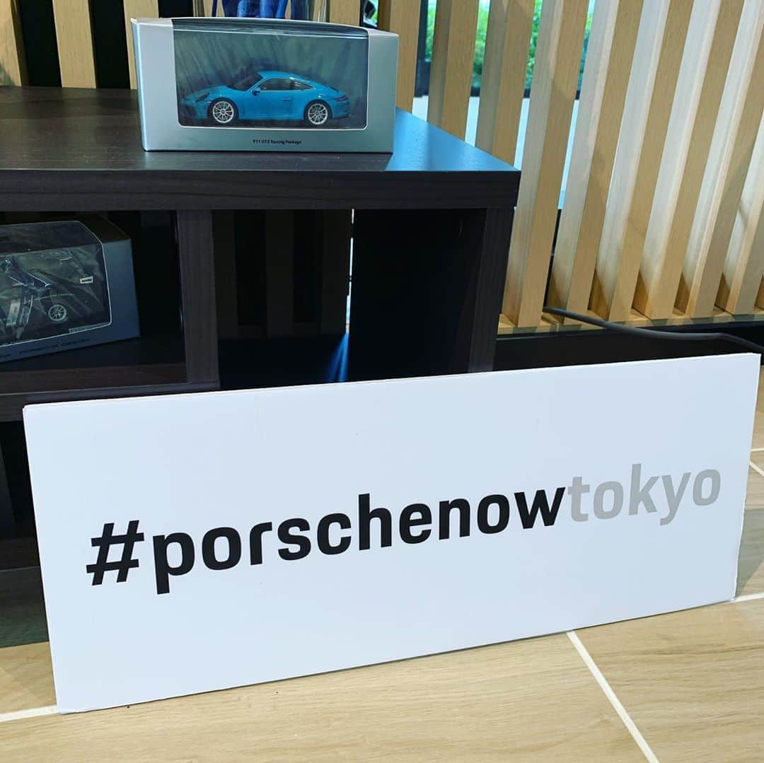風弥さんのインスタグラム写真 - (風弥Instagram)「有明のPorsche NOW Tokyoに行ってきた！ポルシェのEV(電気自動車)Taycan。 コクピットのメーター類は全てタッチパネルで、エンジンを切ってる状態ではハンドルの前は真っ黒のパネルがあるのみ。正に未来の車って感じだった。そしてめちゃデカイ！機材車のハイエースよりも大きいかな。笑  本命は911と718だけど、Taycanも一気に興味わきました✨  #porschenowtokyo  #ポルシェ  #ポルシェ911  #ポルシェケイマン  #ポルシェカイエン  #ポルシェタイカンターボs」8月12日 16時26分 - kazami_daizy
