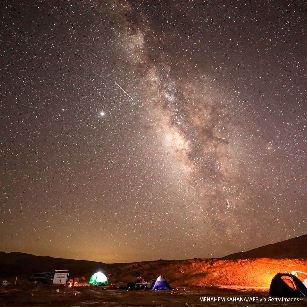 ABC Newsさんのインスタグラム写真 - (ABC NewsInstagram)「A Perseid meteor streaks across the sky above a camping site at the Negev desert in Israel. The Perseids meteor shower occurs every year when the Earth passes through the cloud of debris left by the comet Swift-Tuttle. #perseids #meteorshower #skyphotography」8月12日 16時30分 - abcnews