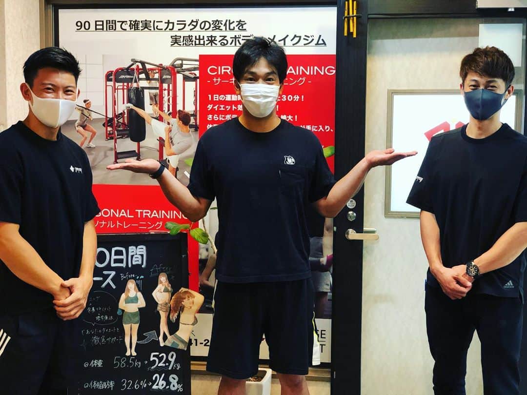 のインスタグラム：「『もう1度動ける身体へ』 今回はお世話になっている#changefit さんのイケメントレーナー2人との写真です！！ #changefit  #イケメントレーナー #マスク越しでもわかるでしょ？ #パーソナルトレーニング  #順調に痩せてます #もちろん筋肉も #皆さんも是非！」