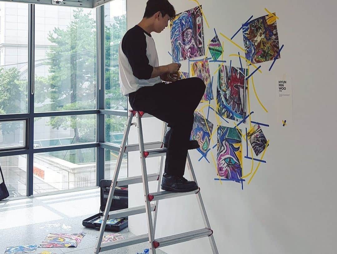 ヒョンミン さんのインスタグラム写真 - (ヒョンミン Instagram)「작업중..뀨💛💙」8月12日 15時01分 - woo.jaka