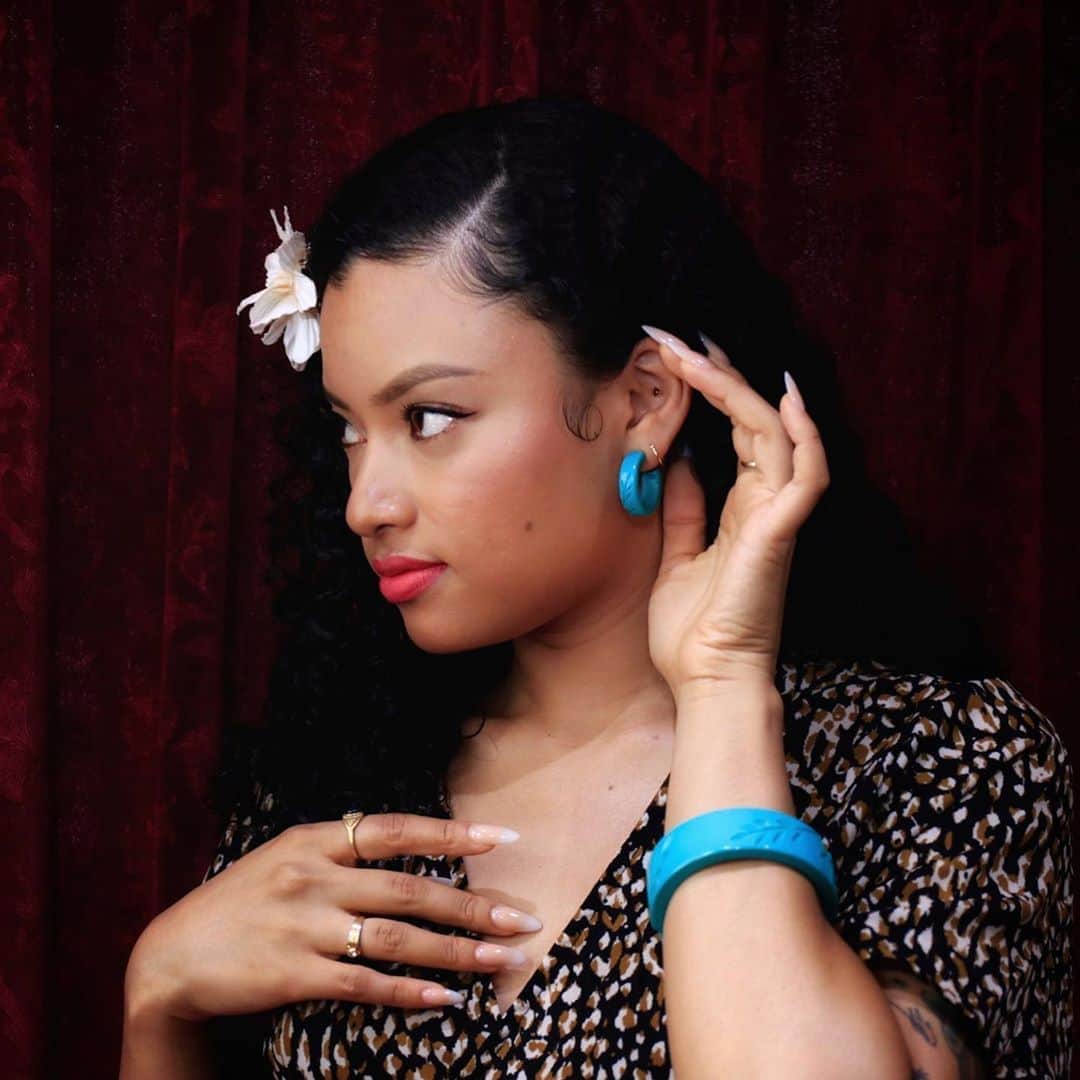 ティファニー・キャデラックのインスタグラム：「🍍 Everywhere I go  Same island girl 💃🏽🌊🌴  Bangle and hoop earrings from @bowandcrossbones ✨  #bowandcrossbones #fakelitejewellery #authenticrepro」