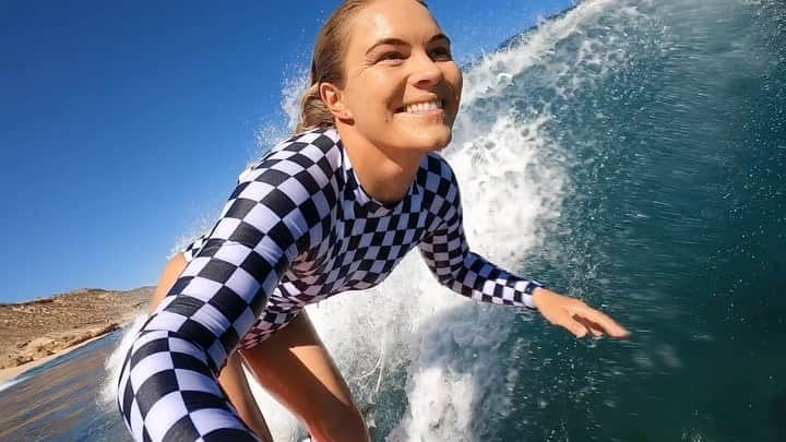 フェリシティー・パルマティアーのインスタグラム：「Yep. This @abysseofficial suit makes me surf smoother & faster 😉 just like a... 🏎💥🏄🏼‍♀️ the board might help too... @lostaustralia @mayhemsurfboards_mattbiolos」