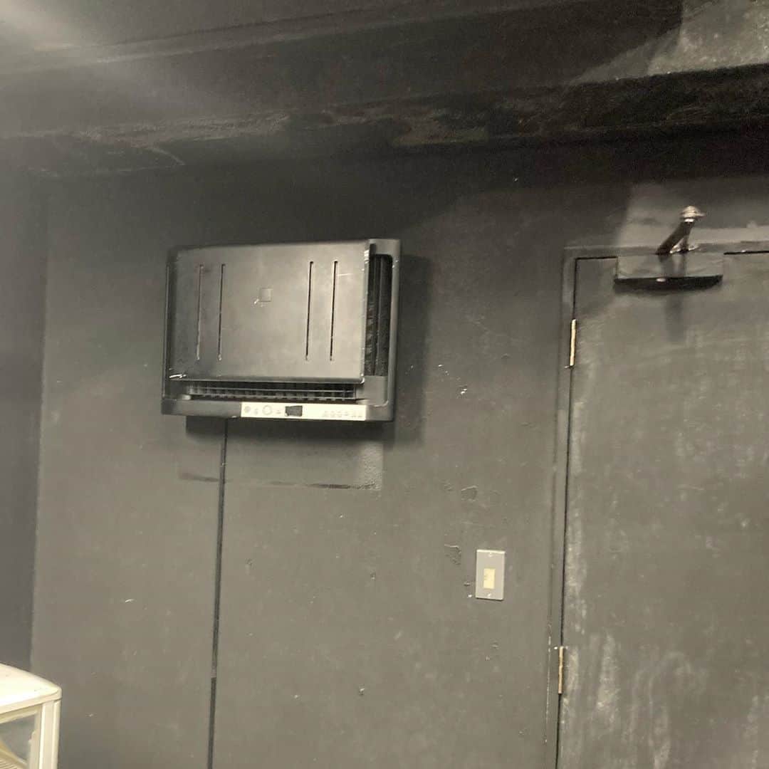 田井弘子さんのインスタグラム写真 - (田井弘子Instagram)「#鯛プロジェクト #擬鯛  劇場の換気は、バッチリです👍  昨日、劇場に行きまして色々と確認してきました！  24時間運転の換気扇システムと別に、劇場内入り口と奥の壁に #空気清浄機　2台設置されております！  ご安心下さい。  #新宿スターフィールド」8月12日 15時15分 - hirokotai