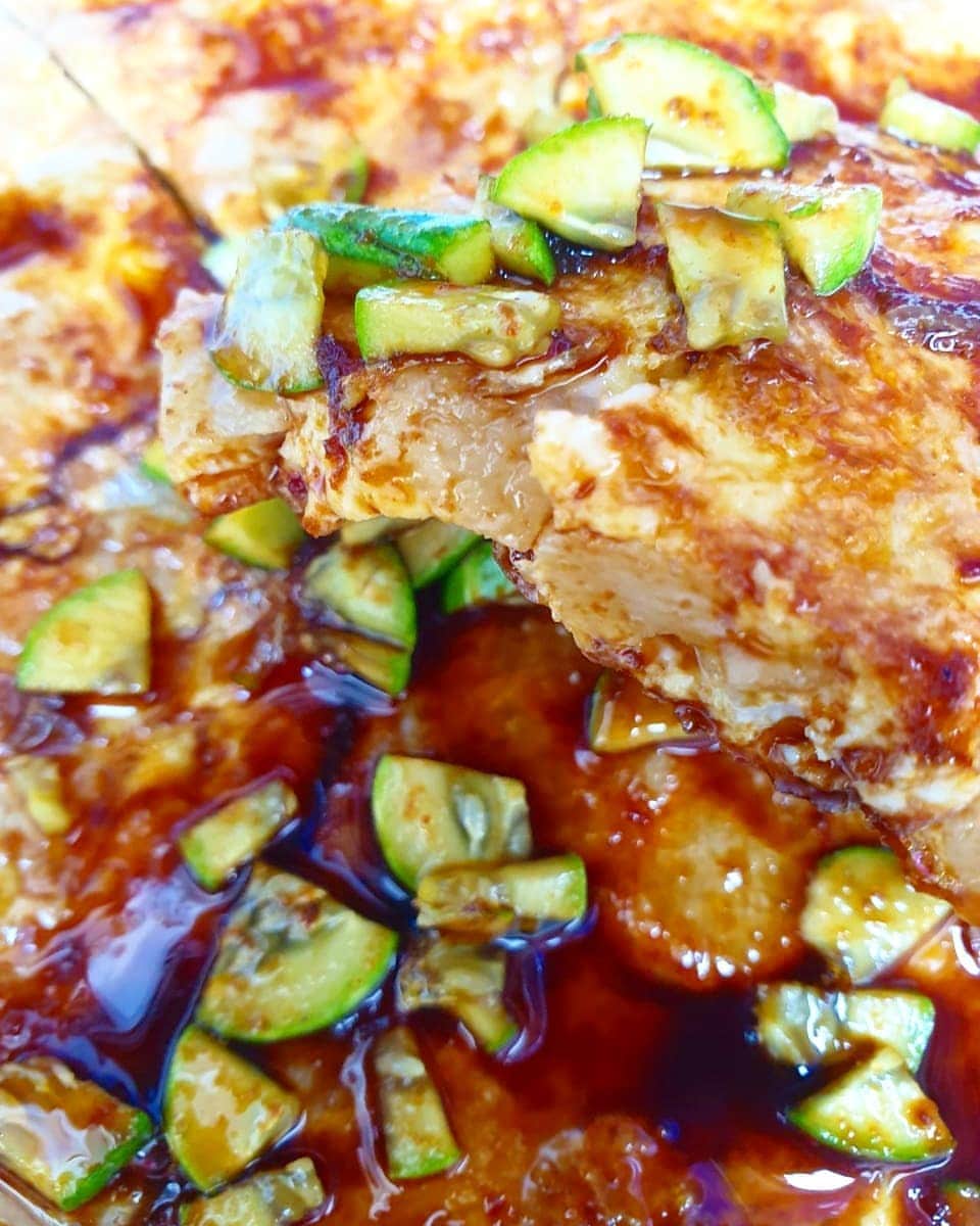 デビー・スサントのインスタグラム：「Punya stock pempek di kulkas tapi bosen kalo cuma di goreng biasa? Nah kreasiin aja, nih pempek lenggang ala mama mikha Caranya gampang banget kalian tinggal  potong kecil pempek sesuai selera lalu campurin sama 2 butir telur yang udah di kocok, goreng deh 👍  Nah tinggal tambahin toping sesuai selera kamu aja! Tapi jangan lupa pempek nya beli di @mama.mikha.kitchen 🤤🤭👌  Selamat mencoba 😊」