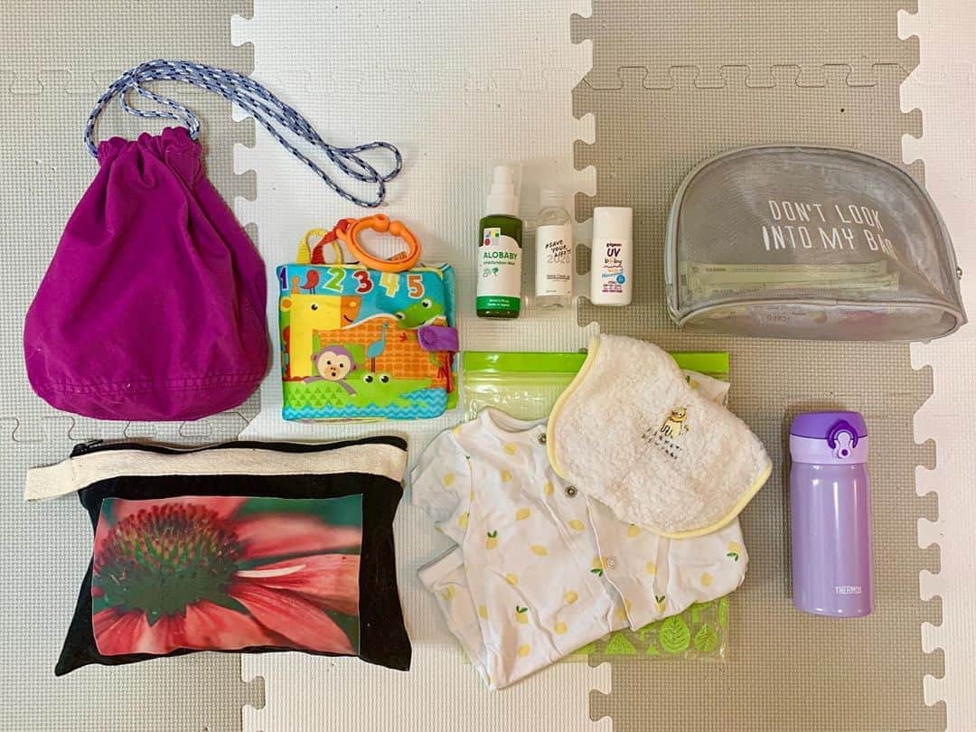 のインスタグラム：「. マザーズリュックの中身です🌞🌈 . . 左上から時計回りに！ . バッグインバッグ→RHで買ったもので、サイズ感もちょうどいいし色も可愛くてめちゃ良いです❤️ . Fisher Priceの布絵本→これ見せると泣き止むので必需品📚✨ . 虫除け→ALOBABY。日焼け止めにも使えます🌞 . 除菌ジェル→お友達からもらいました♪ . 日焼け止め→めっちゃ日差しが強い時はこちらも使います . ミルクポーチ→ダイソーで買いました！書いてある英語はあんまり好きじゃないけどwwとにかく哺乳瓶もぴったり入るし使いやすくて愛用中🍼 . 魔法瓶→350mlのもの。保温力高い、さすがサーモスです。 . お着替え→H&Mのロンパース👚 . オムツポーチ→お友達自作のポーチなのですが！wサイズがぴっりなので大活躍です❤️👐🏻 . あとは、おくるみもよく入れてるのですがこの日はいれてなかった😹 . そろそろ離乳食が始まるのでまた中身がガラッと変わるのかなぁ。 離乳食始まるのめちゃ緊張😹 っていうか外出大変そうで怯えてます(笑) 頑張るぜ！！！💪💪💪 . #マザーズバッグ#マザーズバッグの中身#マザーズリュック#オムツポーチ#ミルクポーチ#生後4ヶ月#生後5ヶ月#新米ママ#赤ちゃんのいる暮らし#女の子ママ」