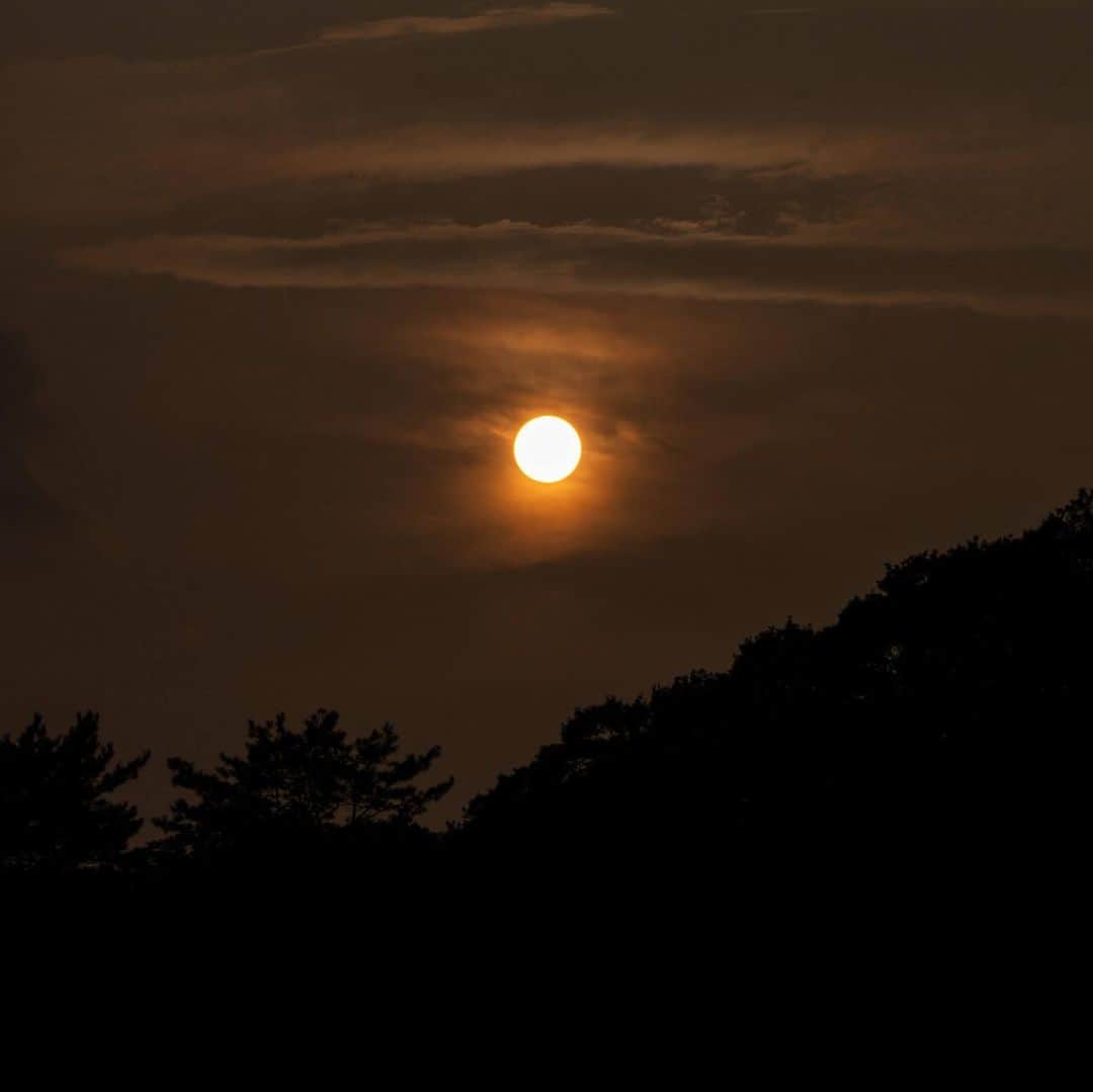 山人さんのインスタグラム写真 - (山人Instagram)「夏の夕焼けは、月も焼くのでしょうか。 8月のあるあるで赤い月の情報を見ました。 今晩はペルセウス流星群の日です。 去年は駐車場からお客様と流れ星を見ました。 今年は残念ながら雨の予報です。  #山人 #yamado #岩手県 #西和賀町 #スタッフsh撮影 #赤い月 #月 #moon #星景写真 #夕焼け #夕陽 #日没 #旅 #8月 #温泉 #温泉宿 #旅館」8月12日 15時29分 - yamado.official
