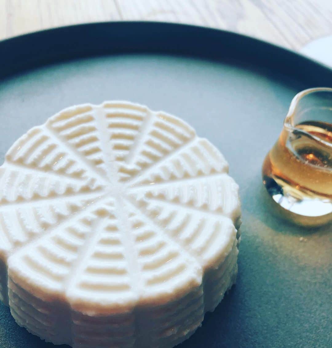阿部洋子さんのインスタグラム写真 - (阿部洋子Instagram)「🍴🍴🍴 #lunch   気分転換しにランチへ。 久々に来たな自由が丘。  #sparklingwine  #fresh #ricotta  #cheese  #honey」8月12日 15時32分 - hirocoring