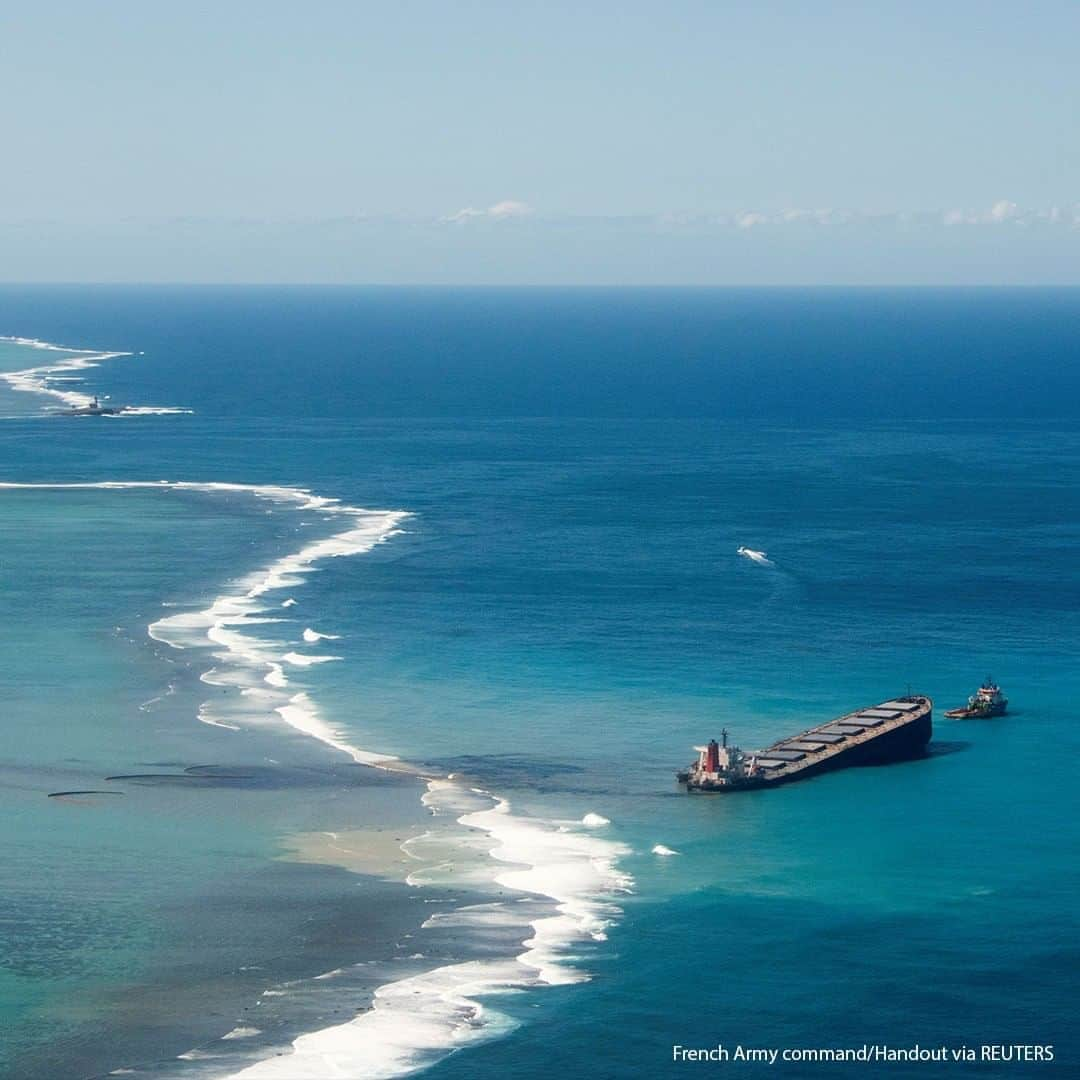 ABC Newsさんのインスタグラム写真 - (ABC NewsInstagram)「In a race against tides and time, workers have pumped tons of fuel from a Japanese bulk carrier ship grounded in the shallow waters of Mauritius to try to prevent a renewed oil spill from further fouling the island’s eastern lagoons and shore. #maritus #oilspill」8月12日 15時34分 - abcnews